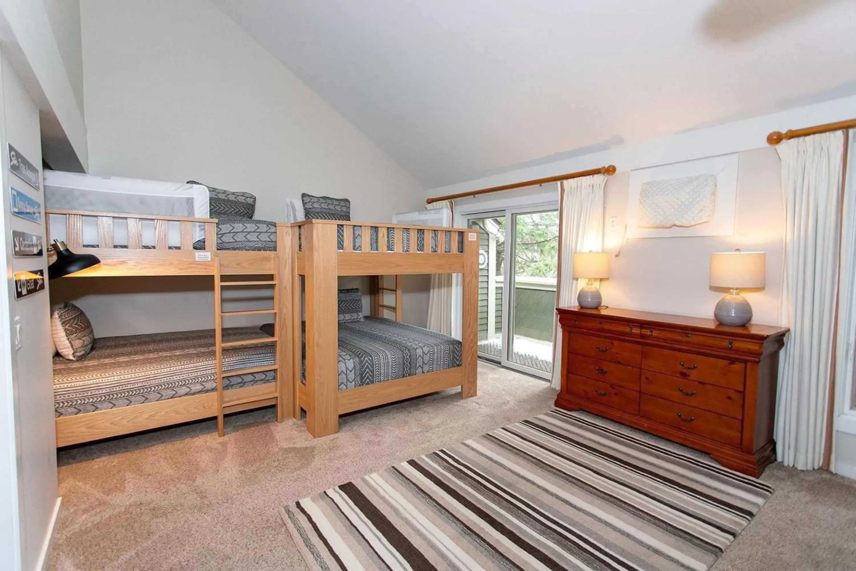 Photo of the whole room, Bunk Bed in Topnotch Resort