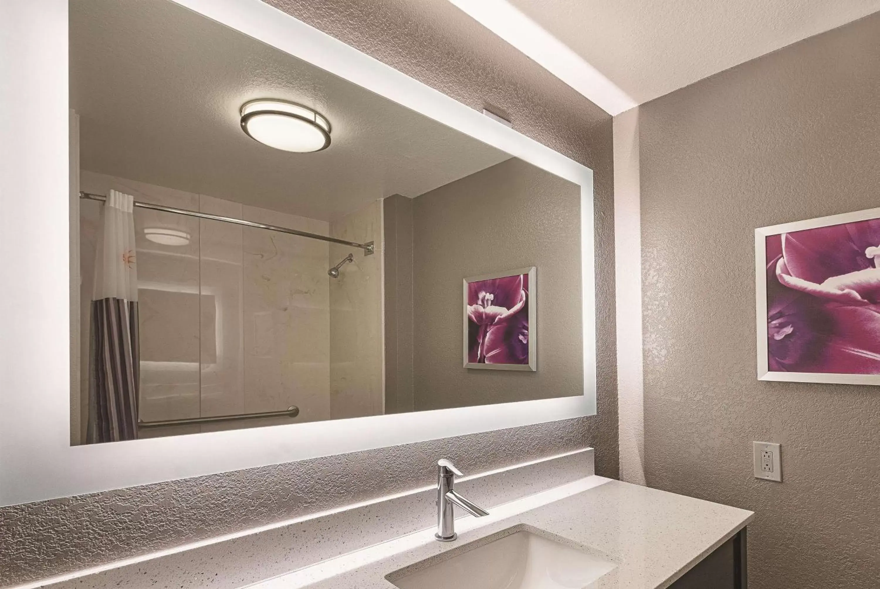 Photo of the whole room, Bathroom in La Quinta by Wyndham Arlington North 6 Flags Dr