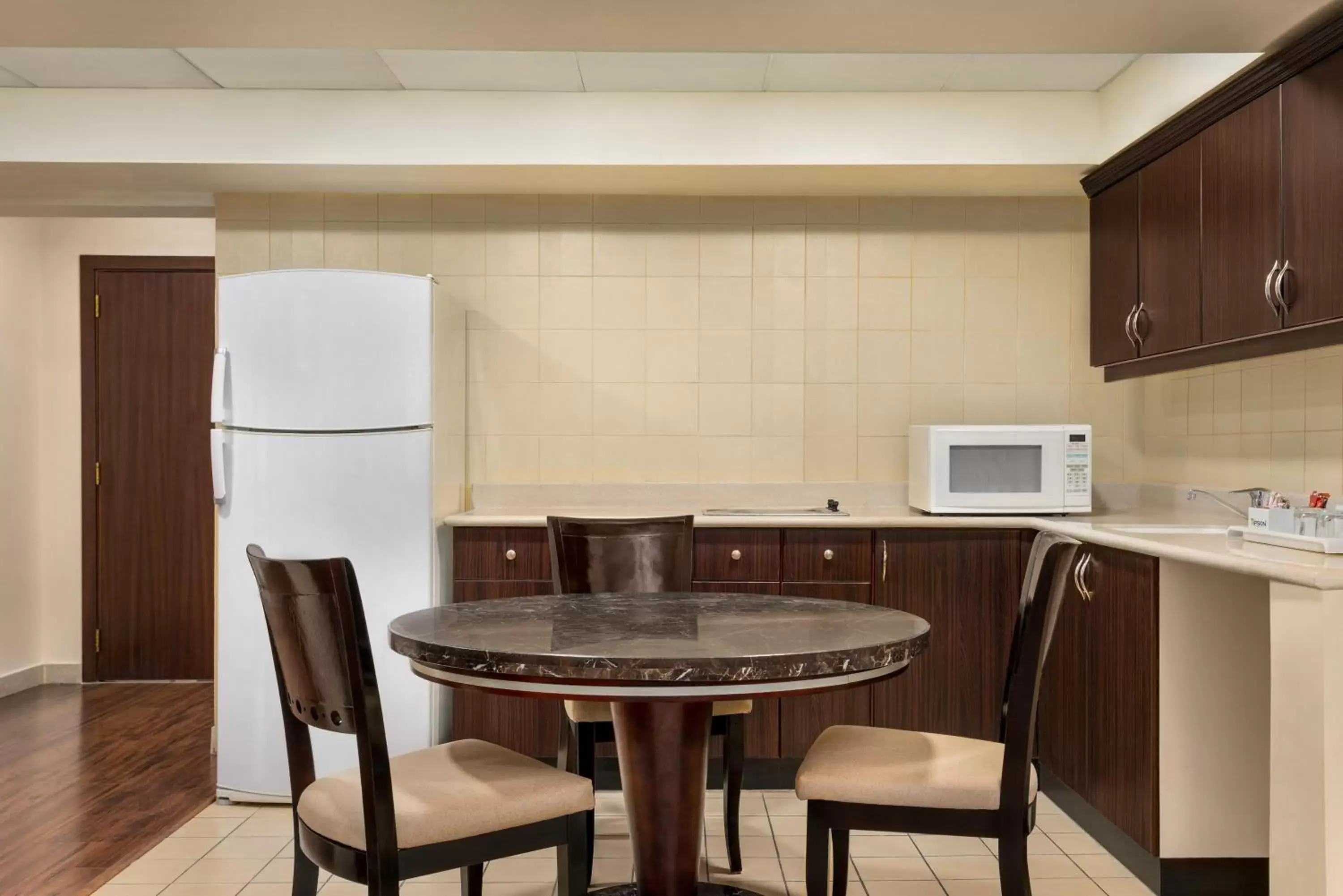 Kitchen or kitchenette in Eastyard Dammam Hotel - Formerly Ramada by Wyndham Dammam Kitchen or kitchenette in Eastyard Dammam Hotel - Formerly Ramada by Wyndham Dammam