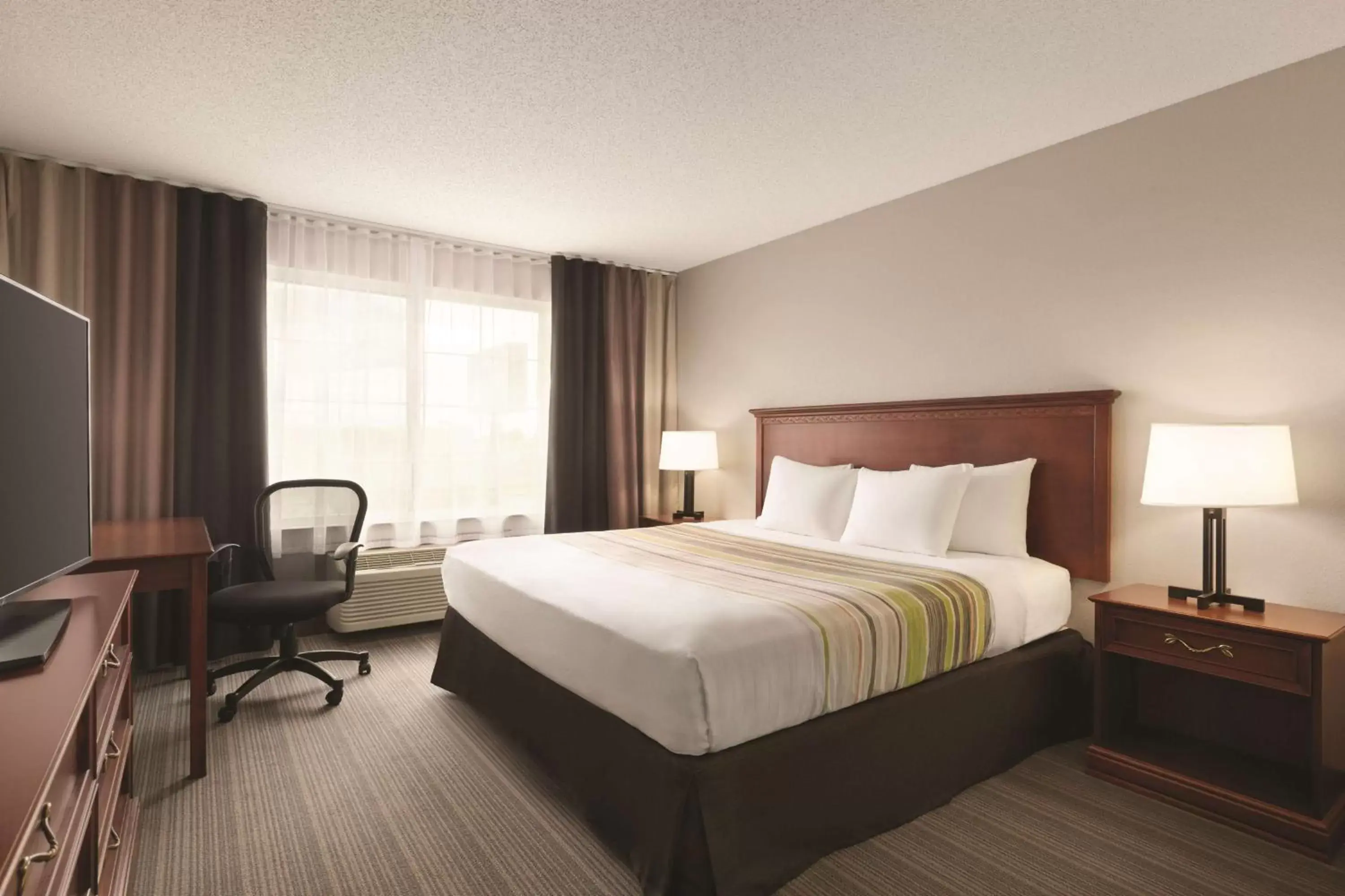 Photo of the whole room, Bed in Country Inn & Suites by Radisson, Willmar, MN
