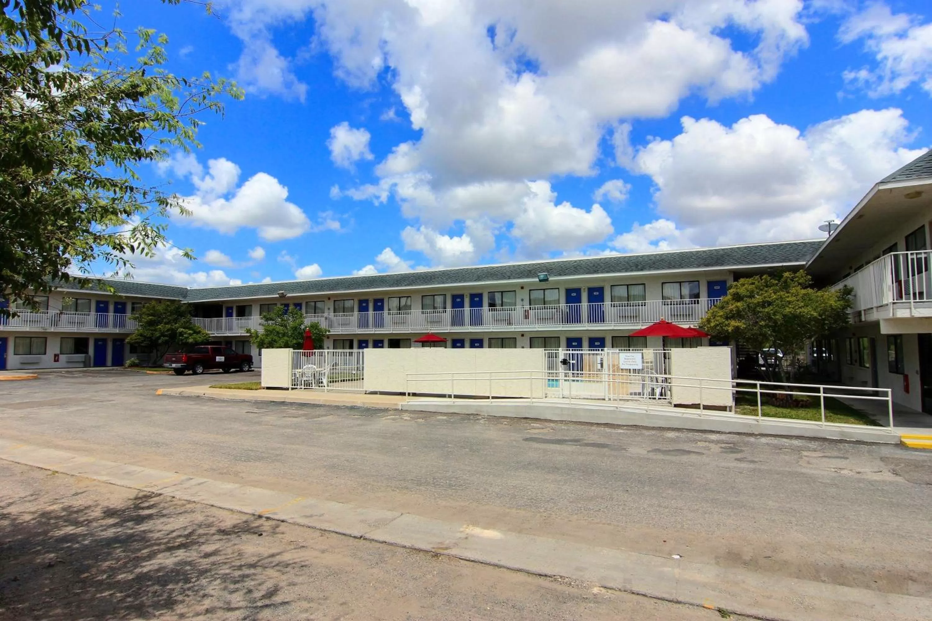 Property building in Motel 6-Kingsville, TX