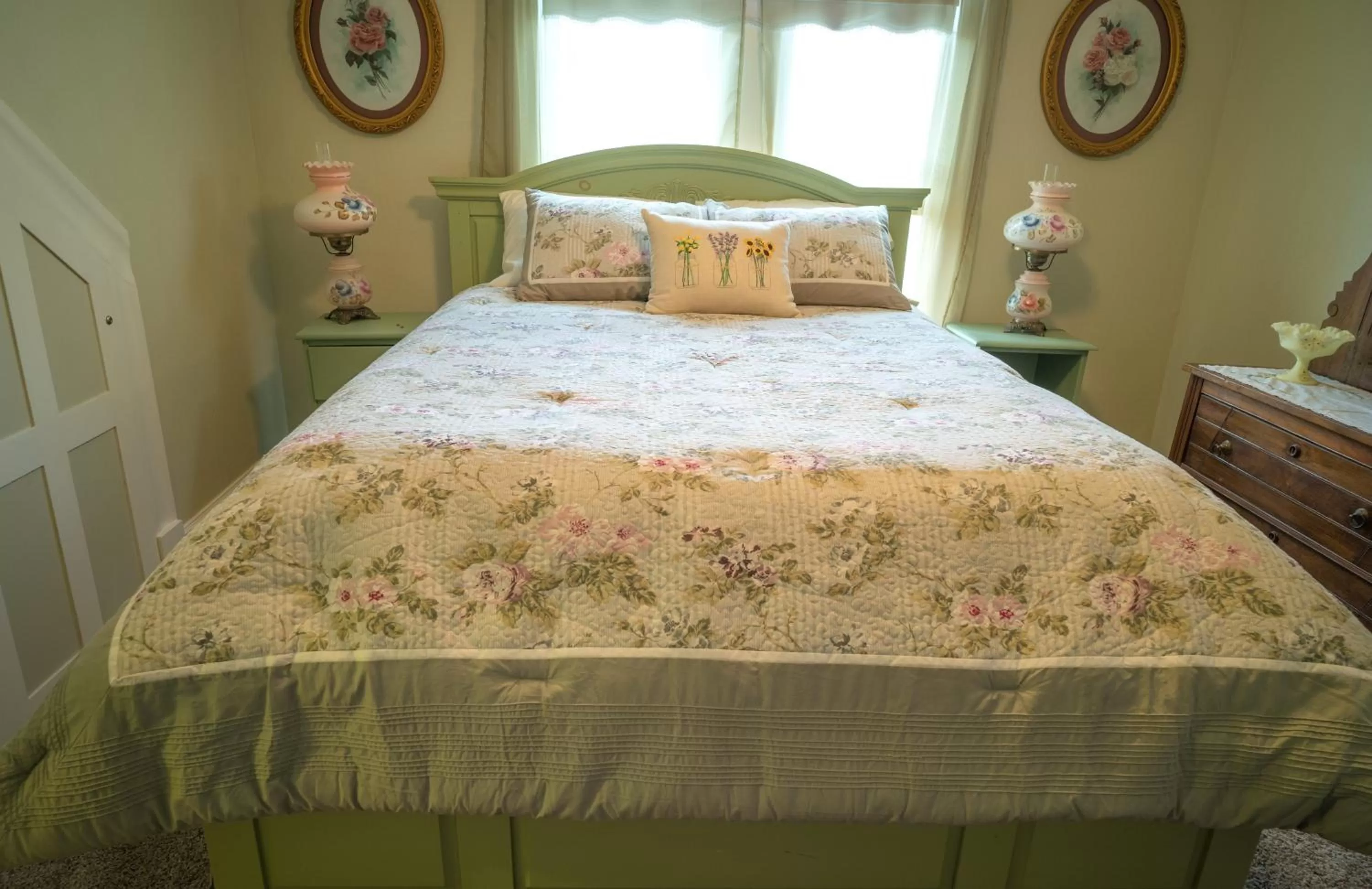 Bathroom, Bed in Poppy Sister Inn