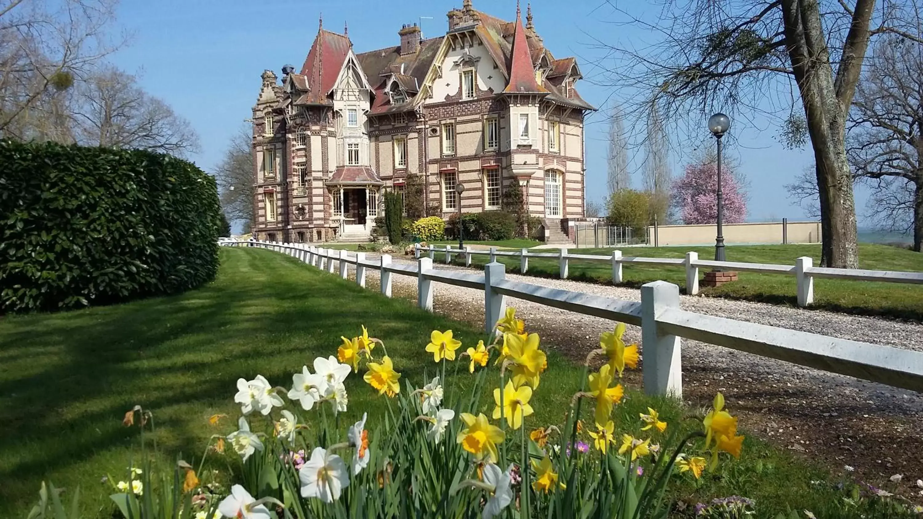 Facade/entrance, Property Building in Château de la Râpée