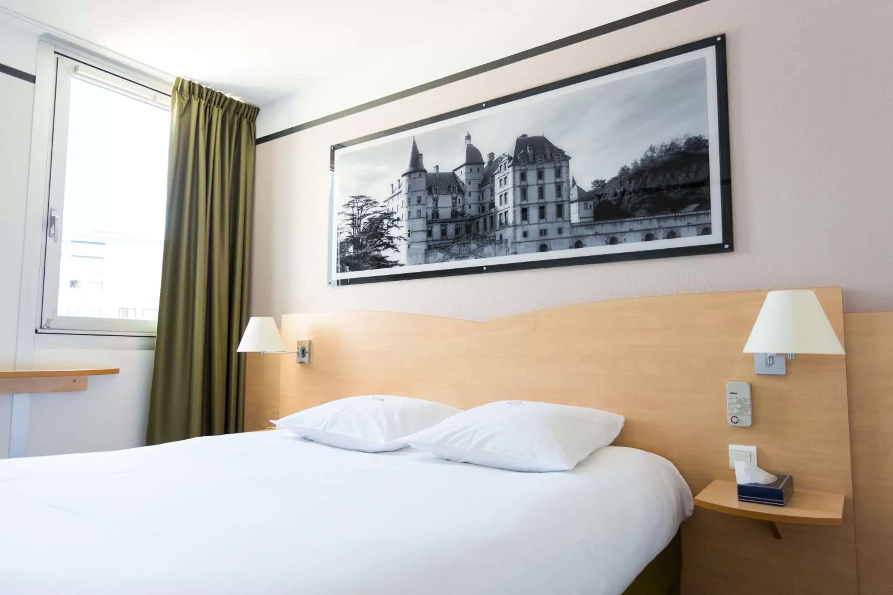 Bed in Hotel inn Grenoble Eybens Parc des Expositions Ex Kyriad