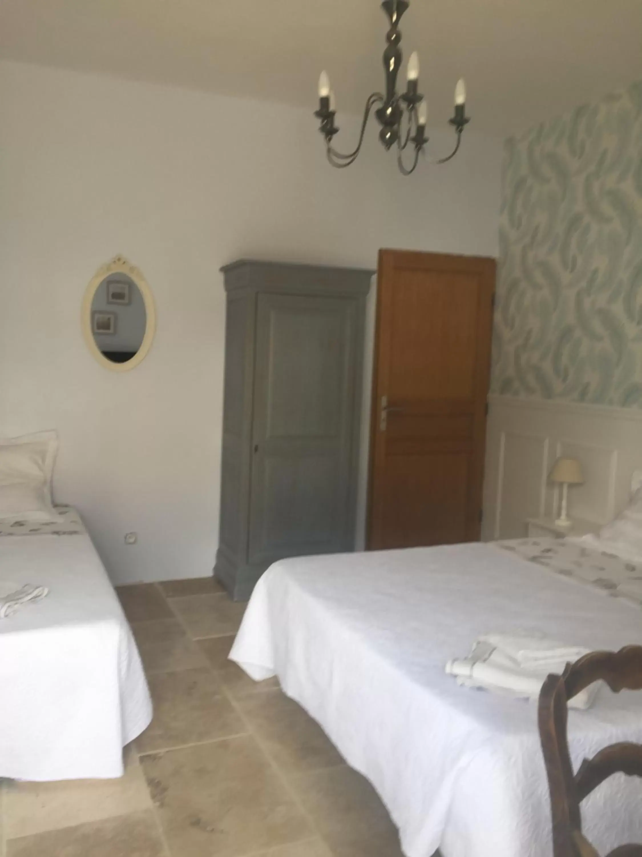 Photo of the whole room, Bed in les olivades