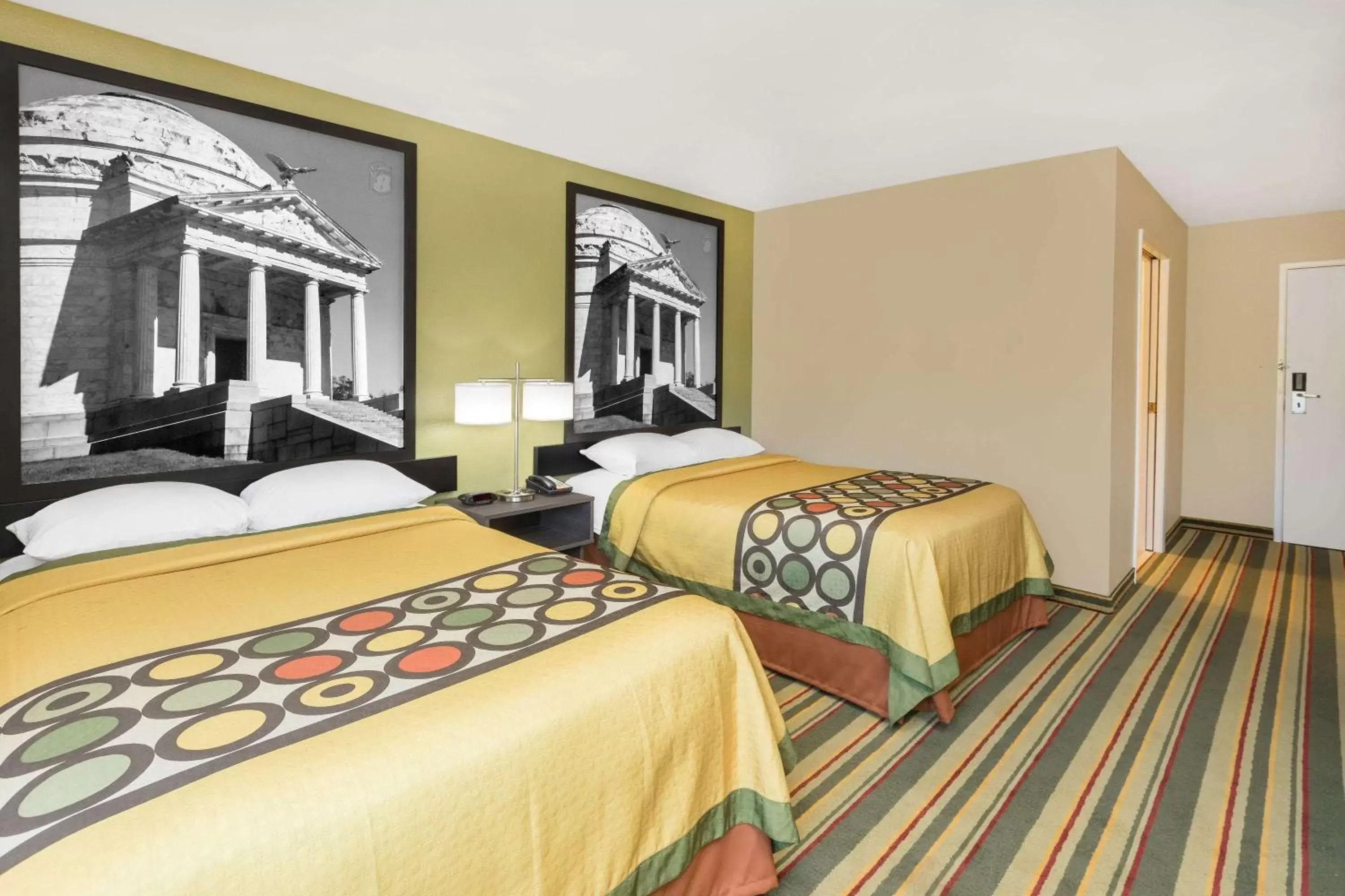 Photo of the whole room, Bed in Super 8 by Wyndham Vicksburg