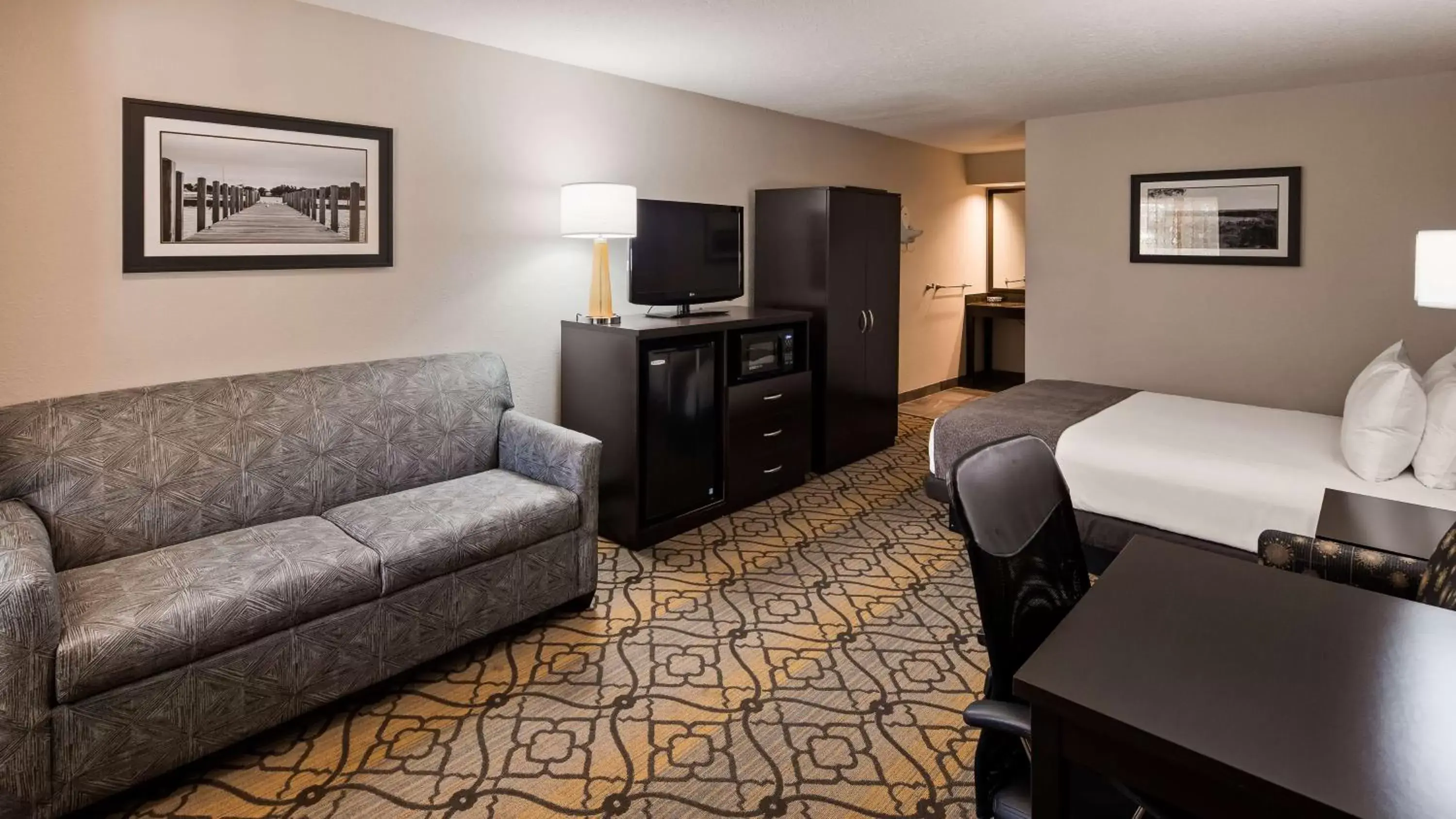 Photo of the whole room, Seating Area in Best Western of Harbor Springs