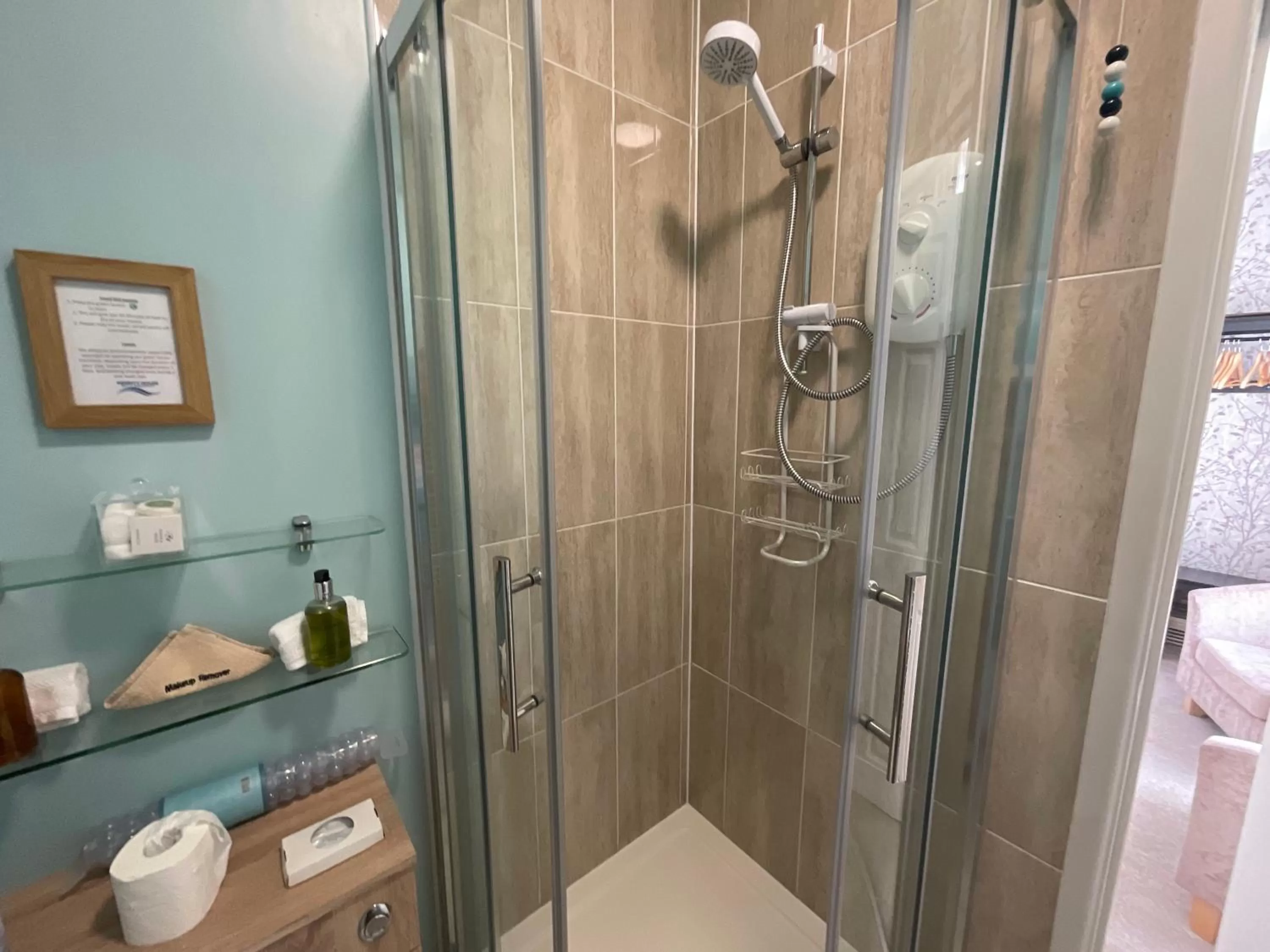 Shower, Bathroom in Merritt Guest House B&B