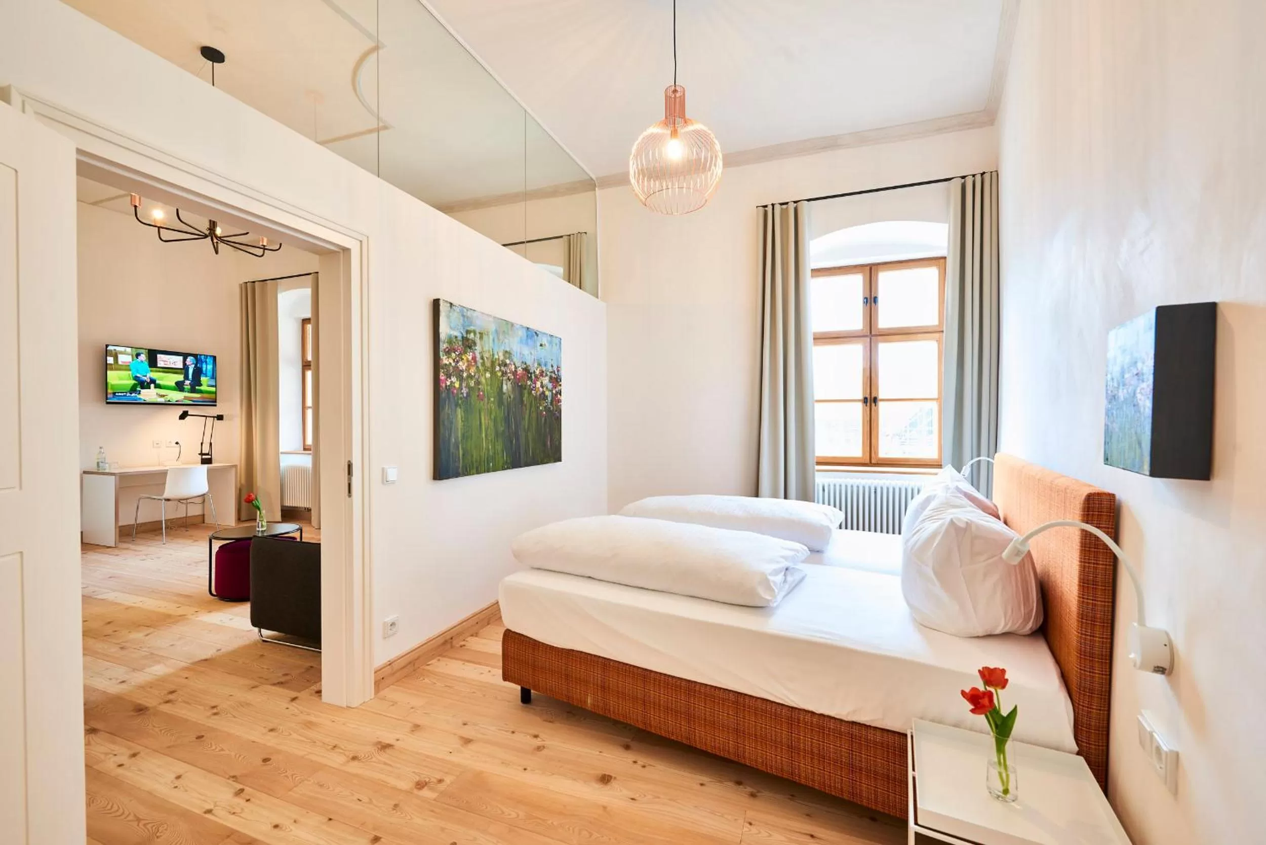 Photo of the whole room, Bed in Post Berching