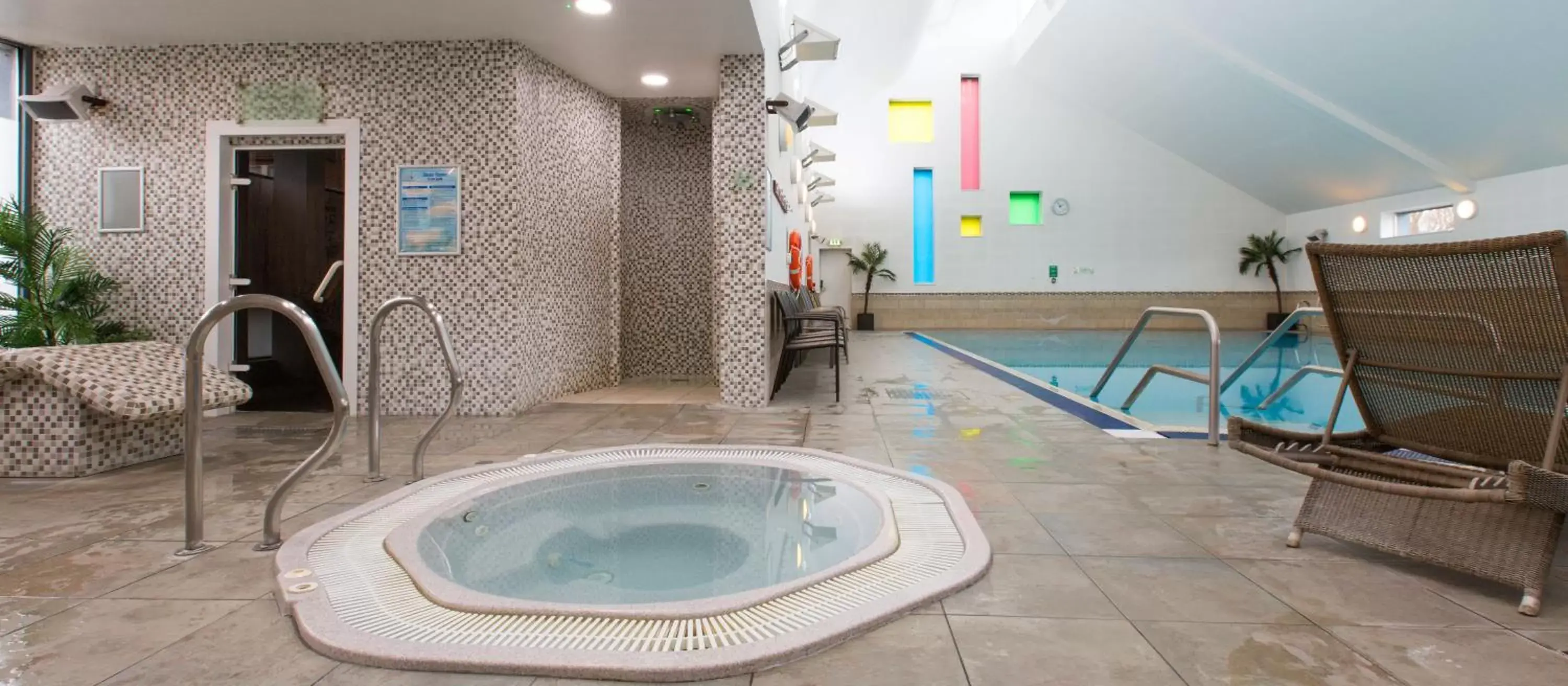 Hot Tub, Swimming Pool in Ashford International Hotel & Spa