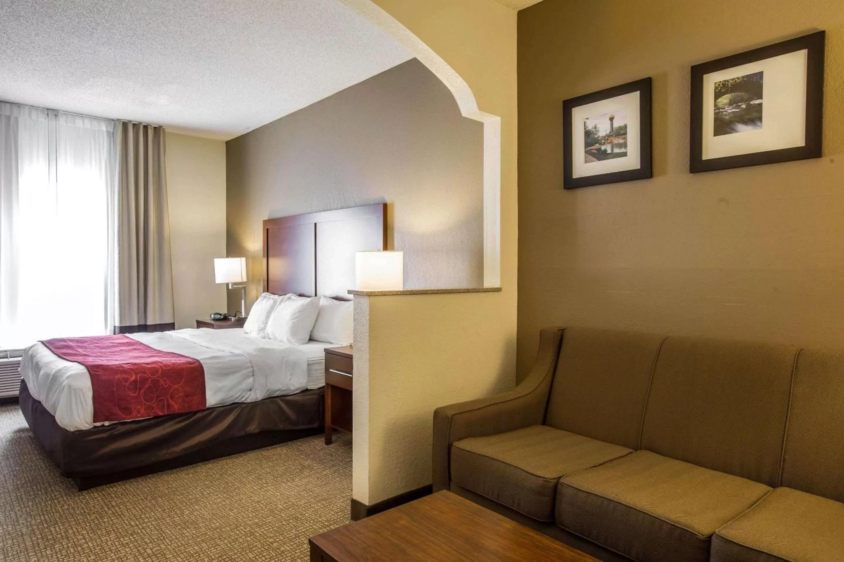 Photo of the whole room, Bed in Quality Suites Morristown West