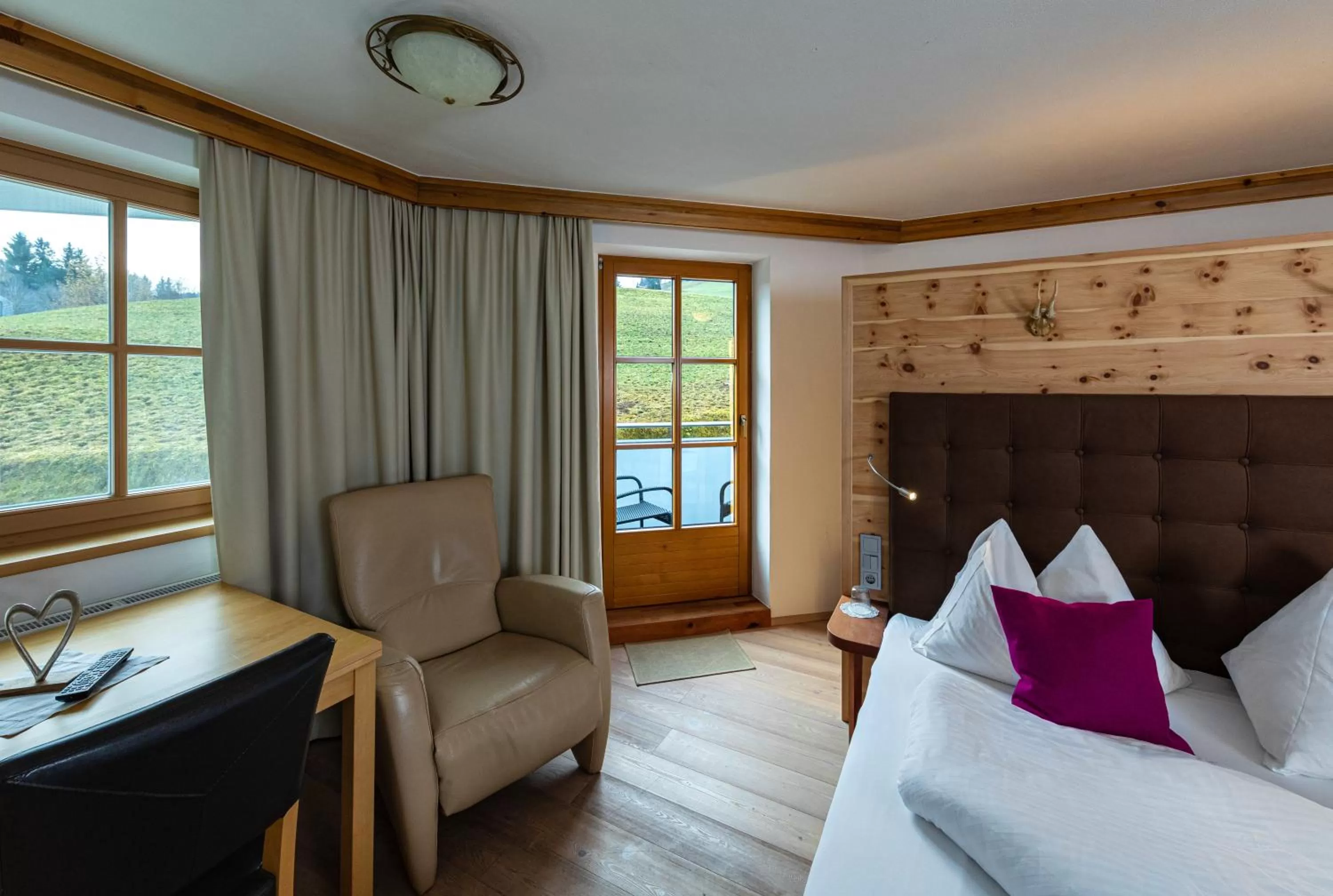 Living room, Bed in Hotel und Alpen Apartments - Bürglhöh