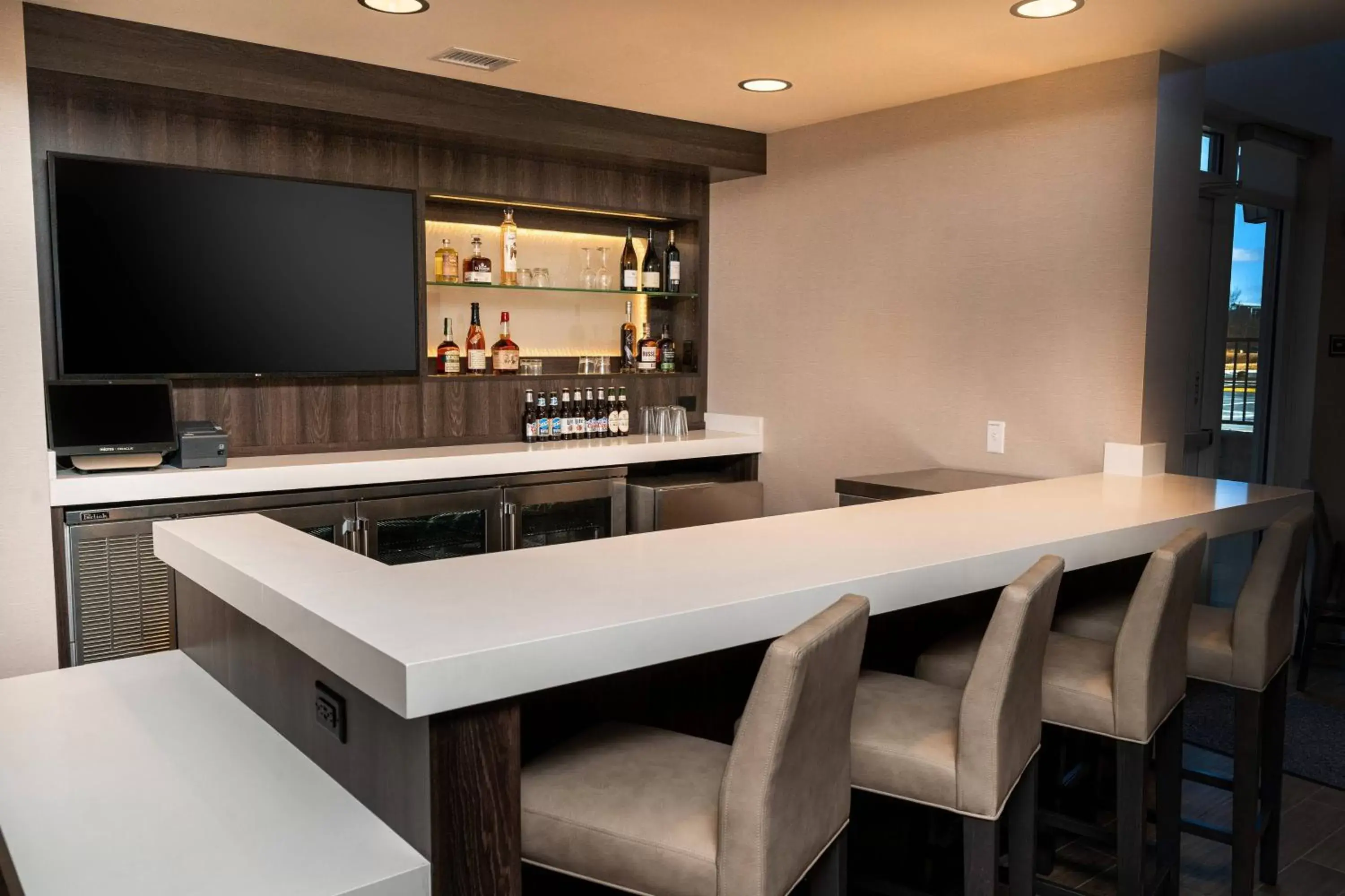 Restaurant/places to eat, TV/Entertainment Center in Residence Inn by Marriott Louisville Old Henry