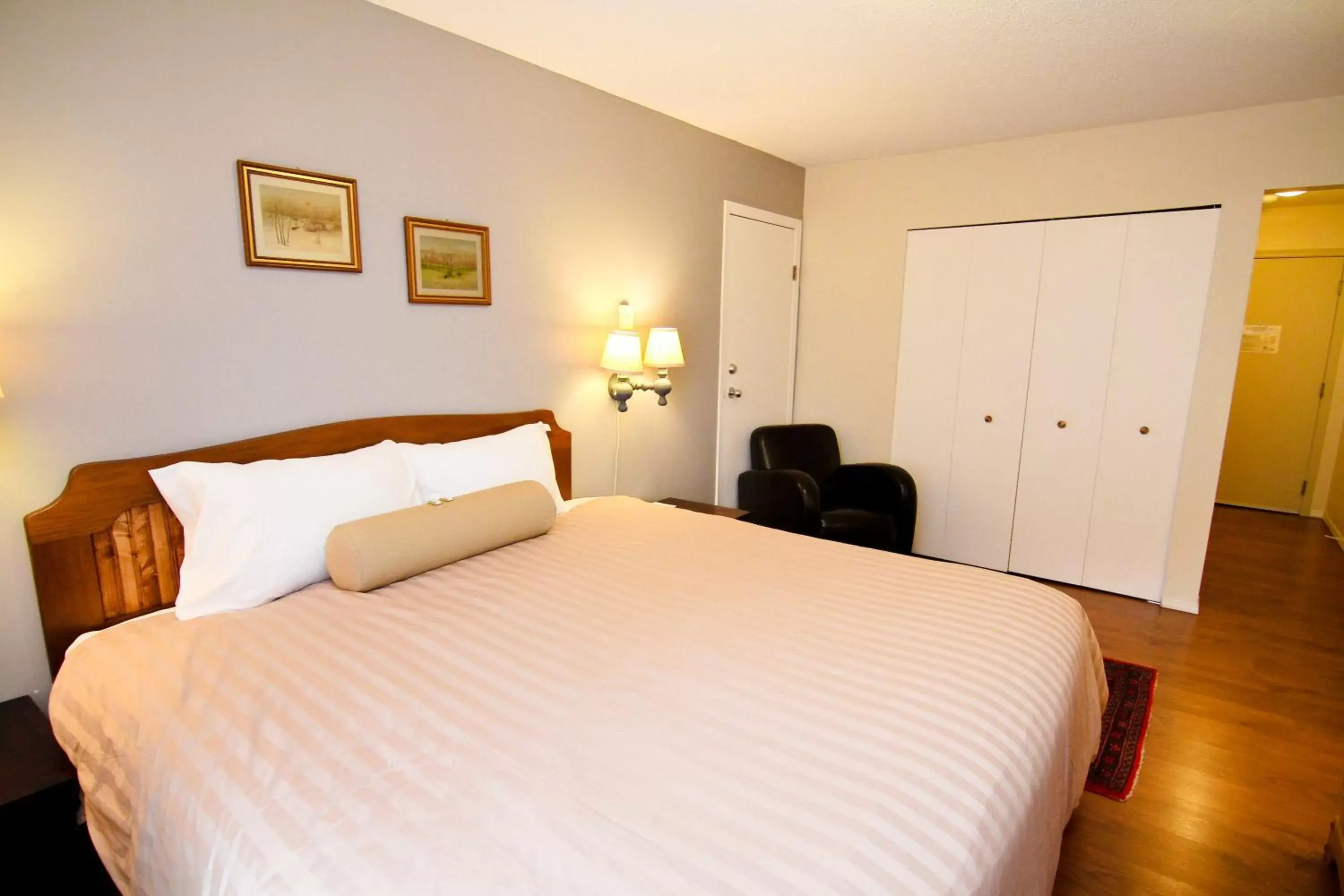 Bedroom, Bed in Heron's Landing Hotel