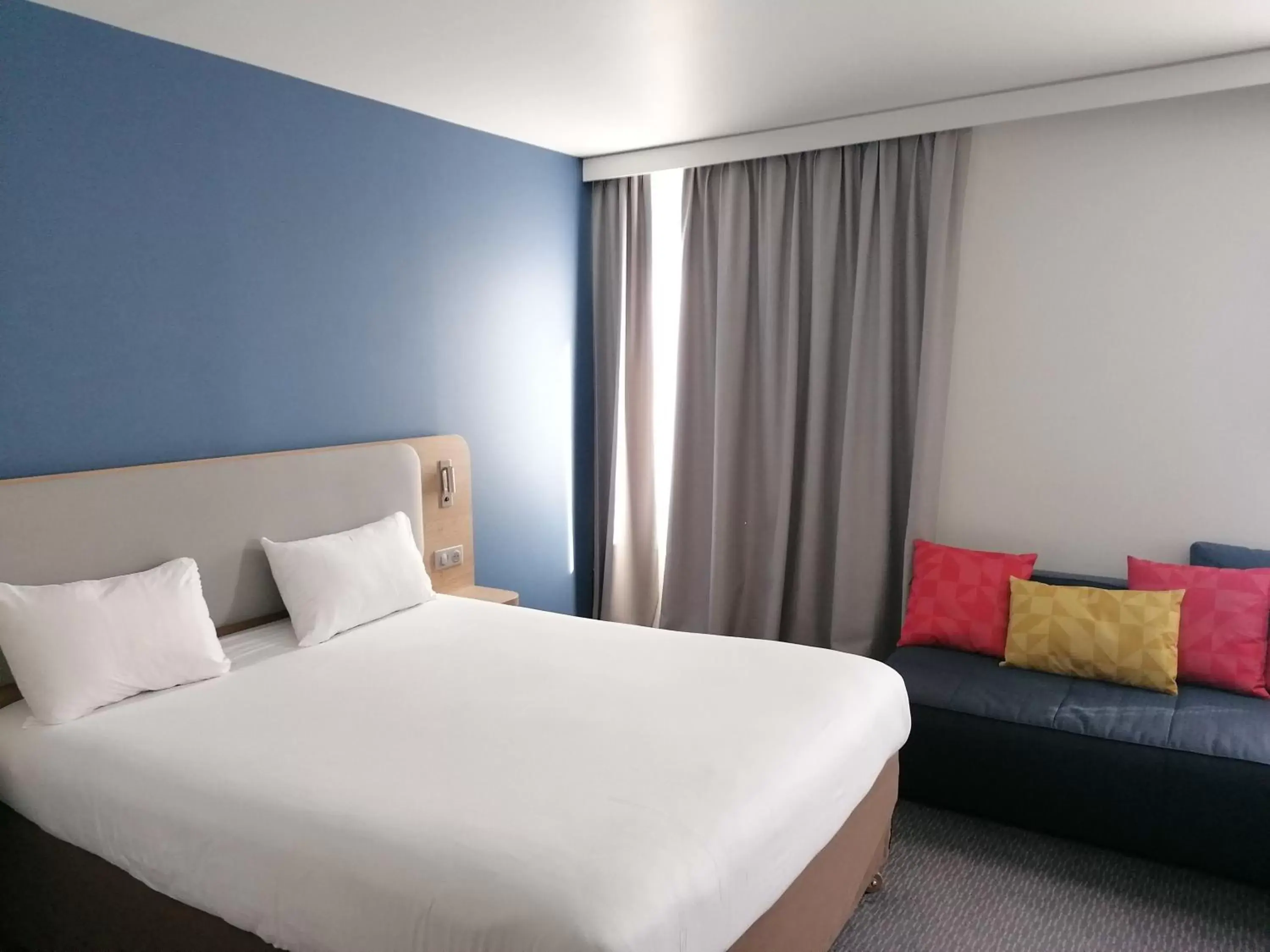 Photo of the whole room, Bed in Holiday Inn Express - Le Havre Centre