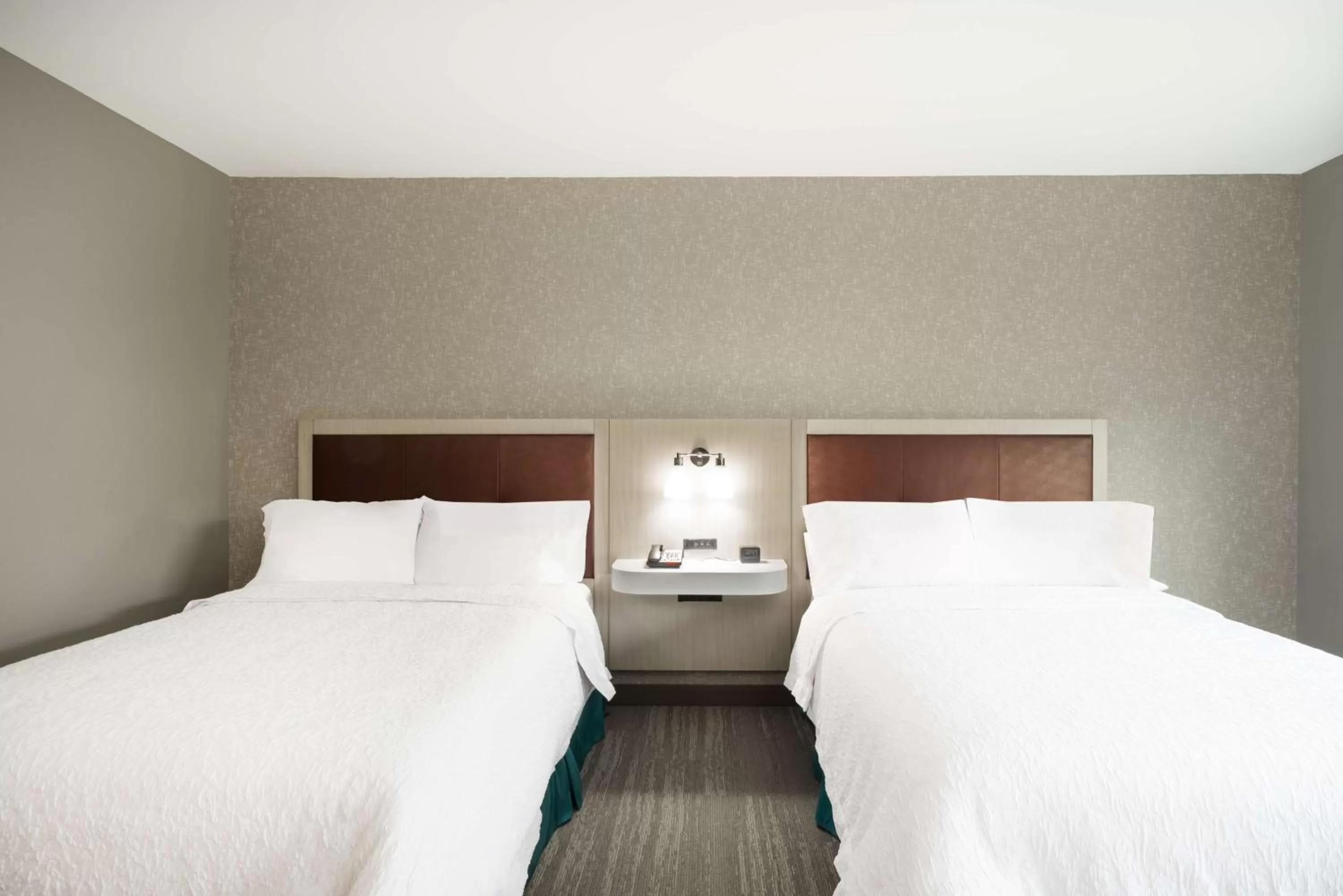 Bed in Hampton Inn Newport