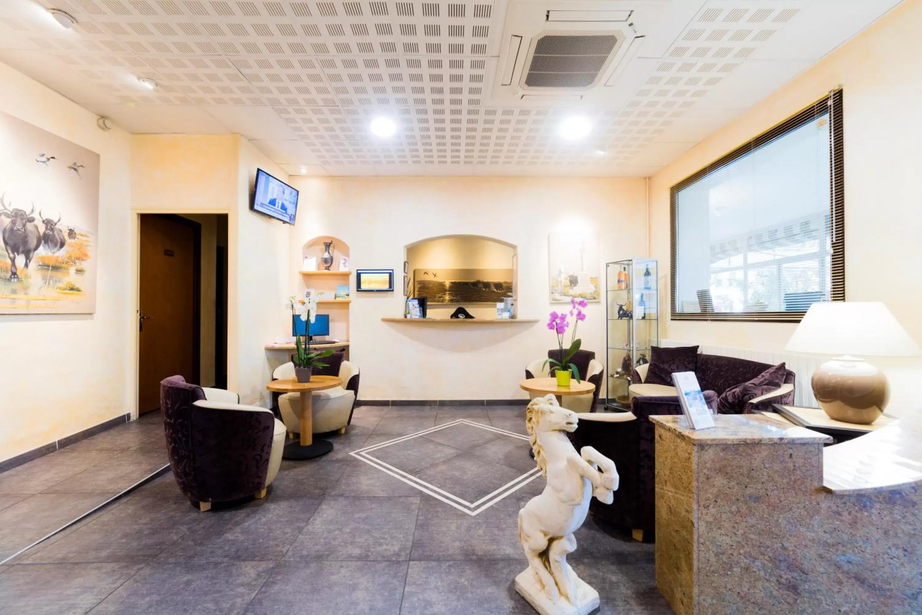 Lobby or reception in Logis Le Cours