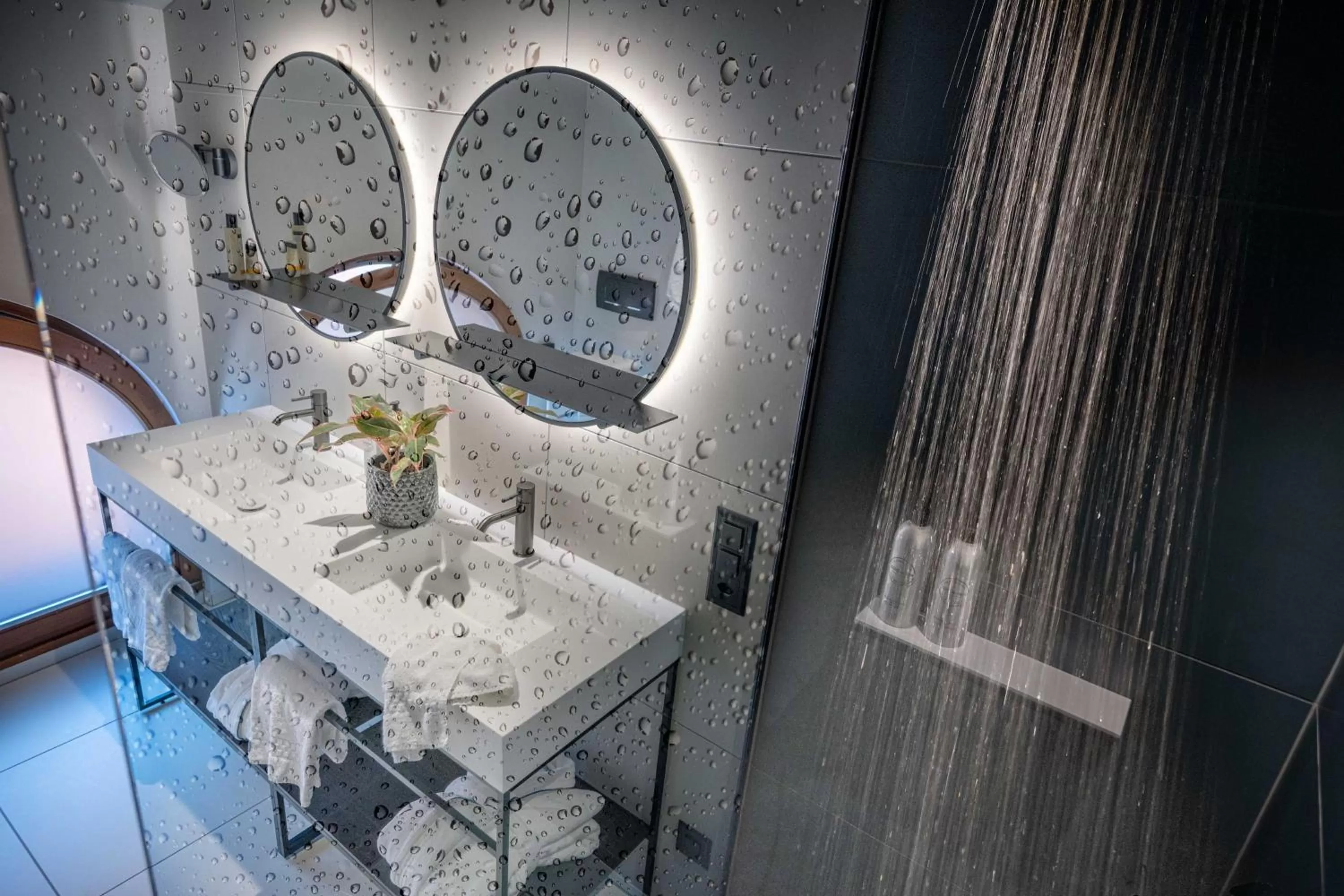 Shower in LUGANODANTE Boutique & Lifestyle Hotel