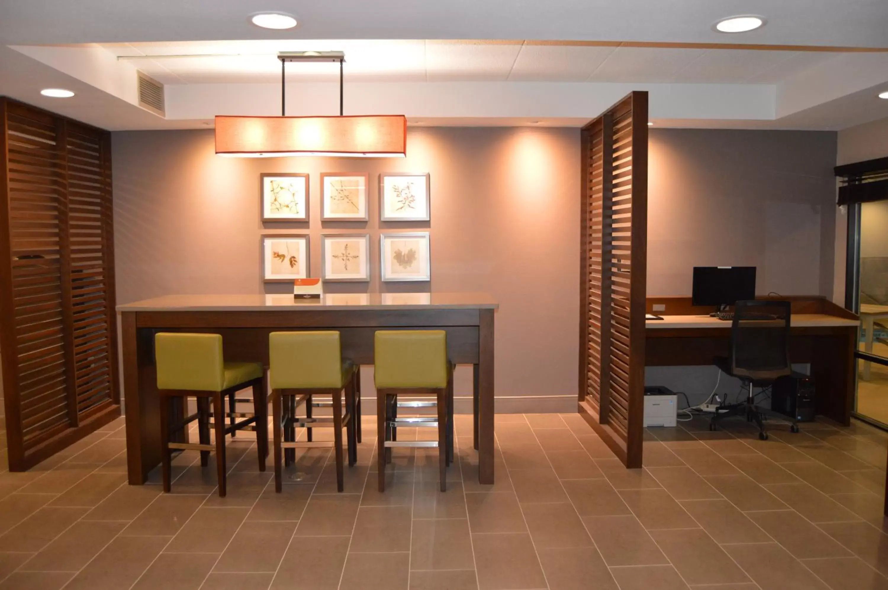 Dining Area in Country Inn & Suites by Radisson, La Crosse, WI