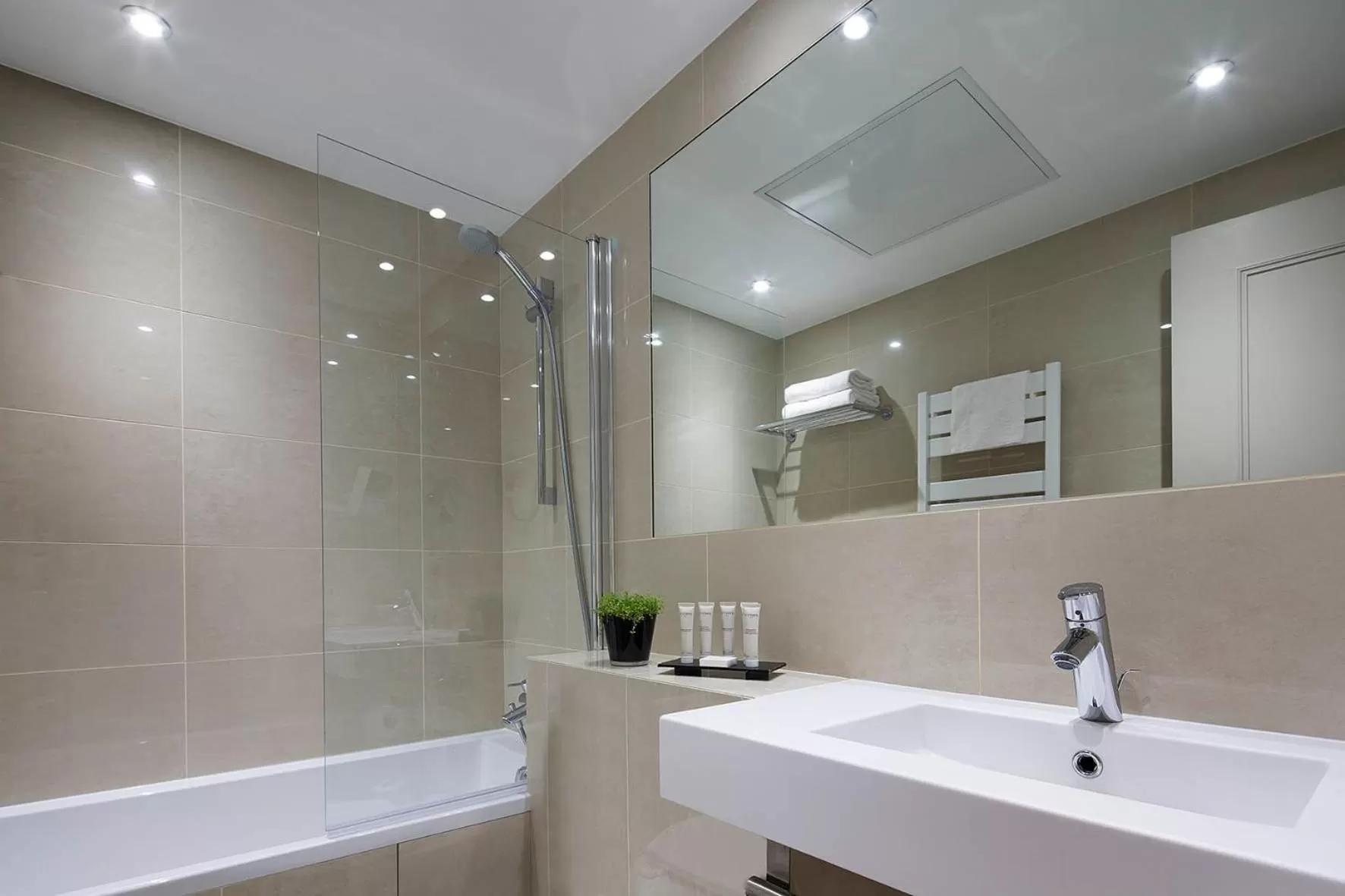 Bathroom in Hôtel Galileo Champs Elysées