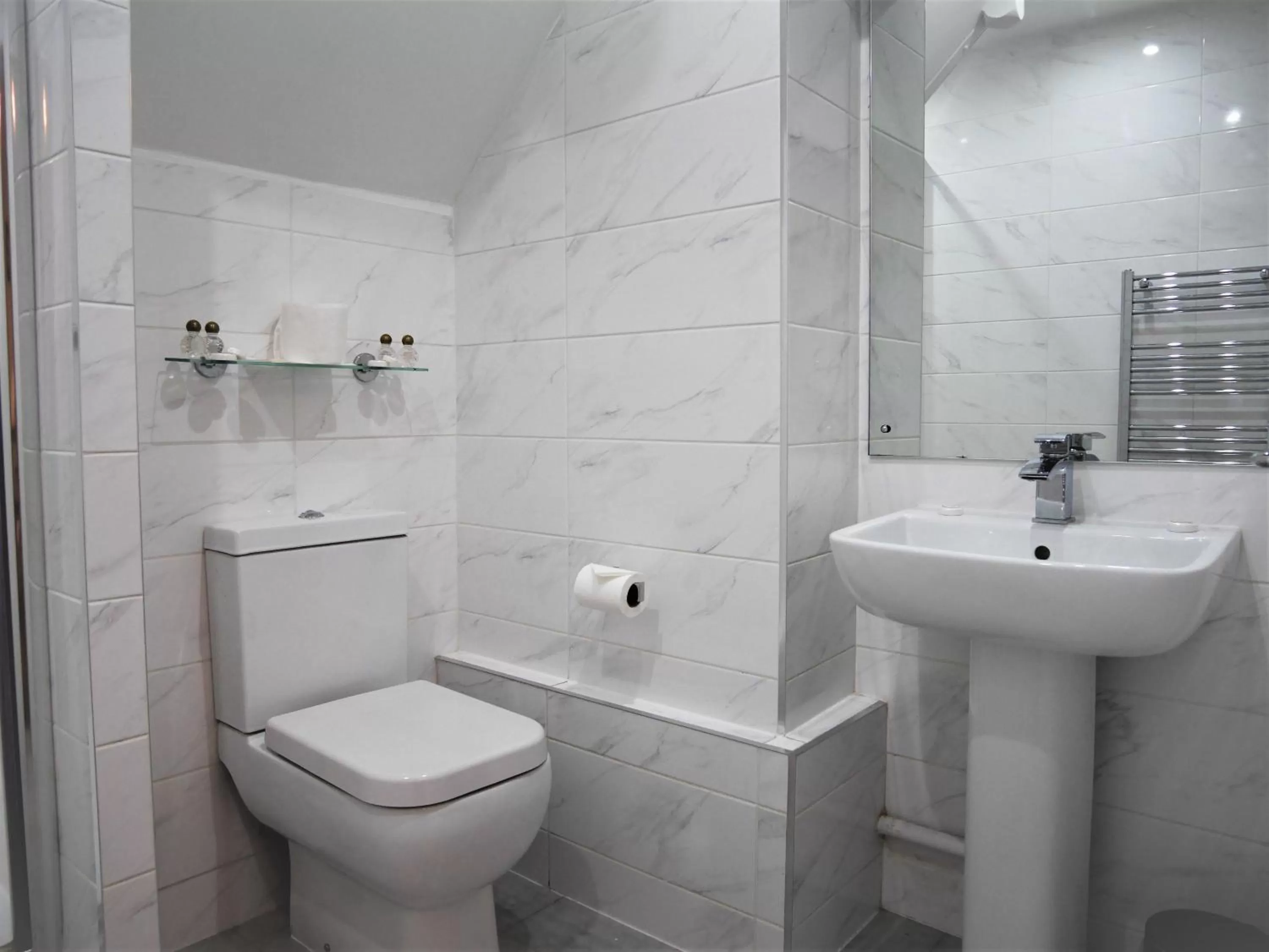 Bathroom in The Limes Country Lodge Hotel & Admiral Restaurant