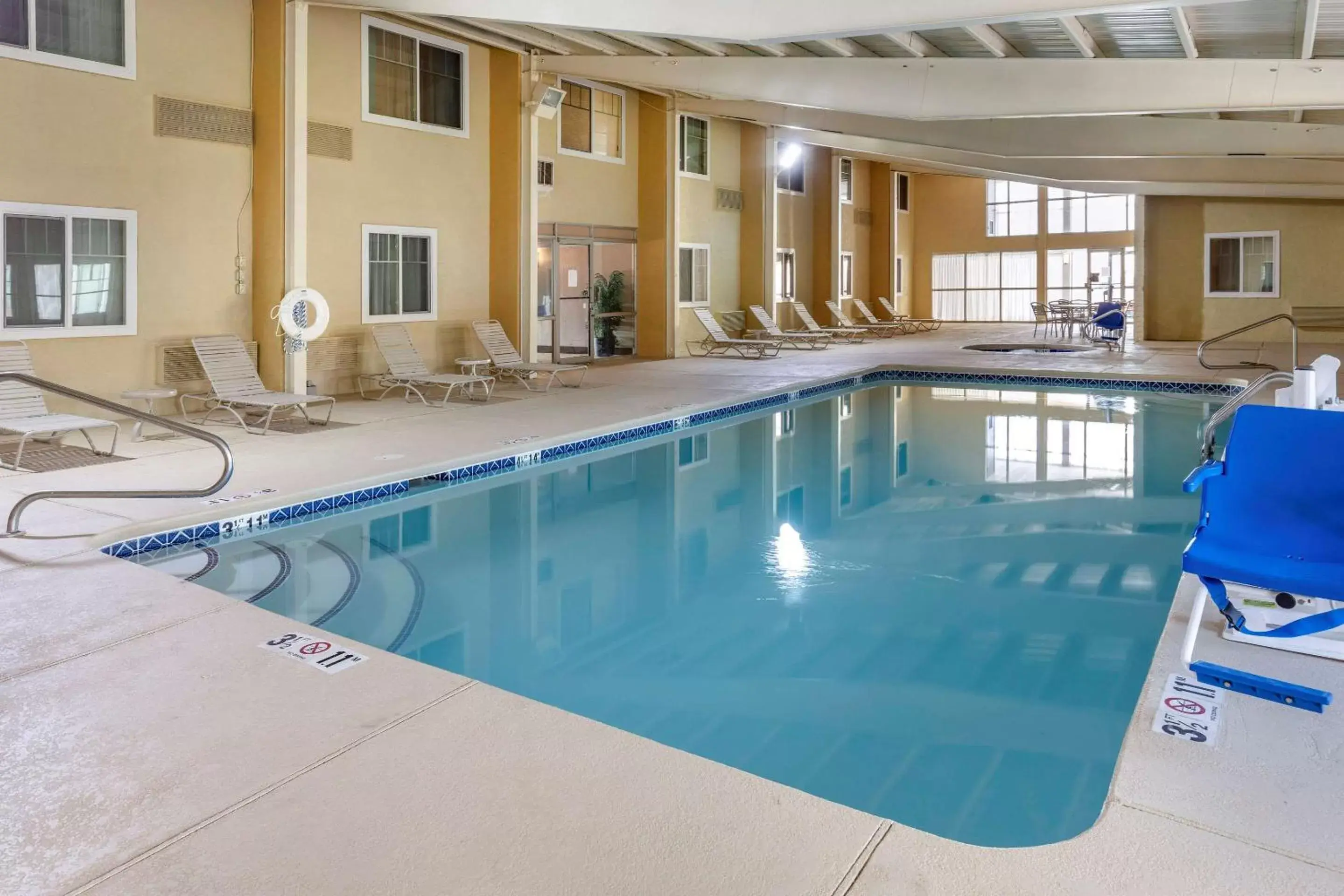 Activities, Swimming Pool in Comfort Inn City of Natural Lakes