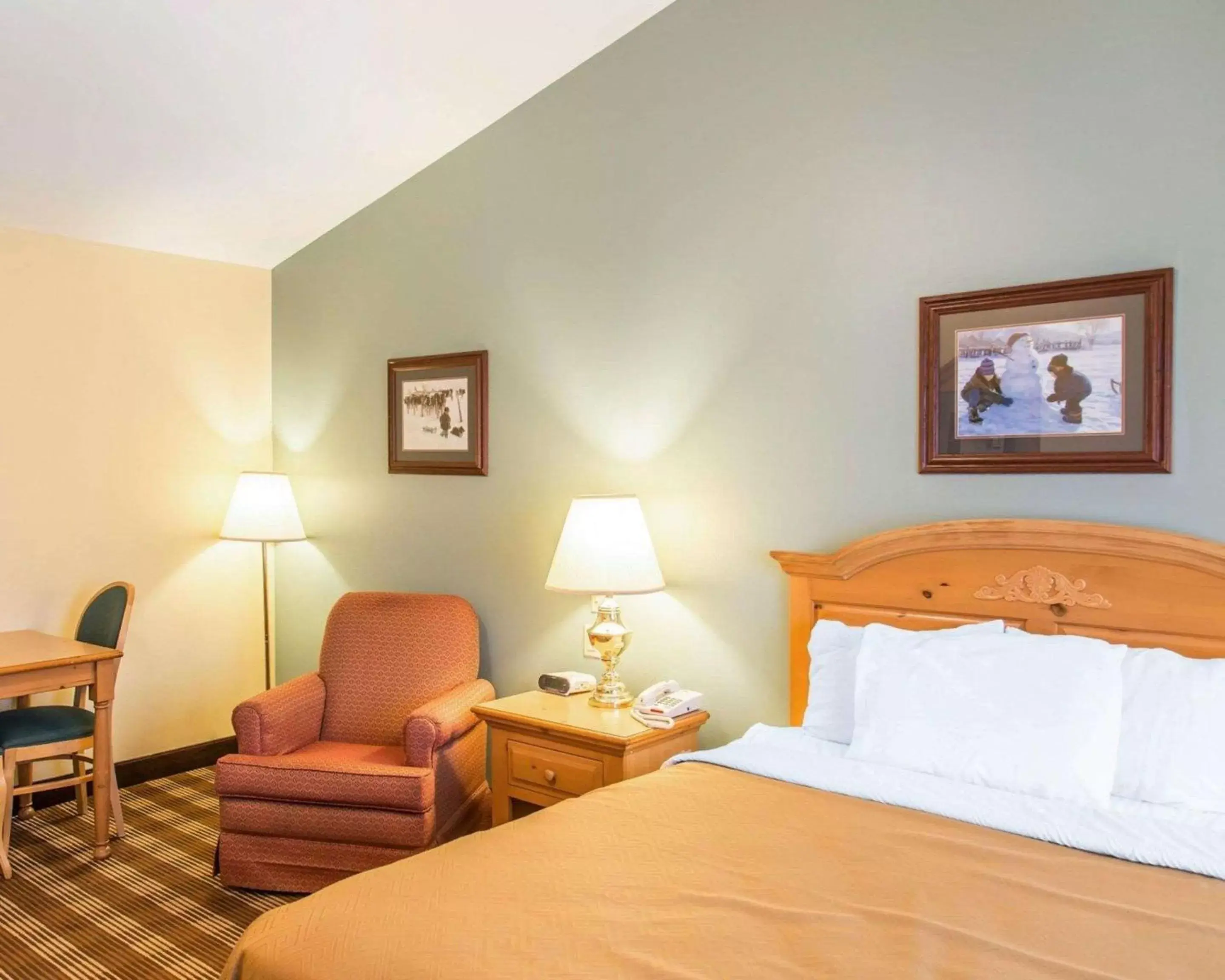 Photo of the whole room, Bed in Econo Lodge Inn & Suites Eau Claire