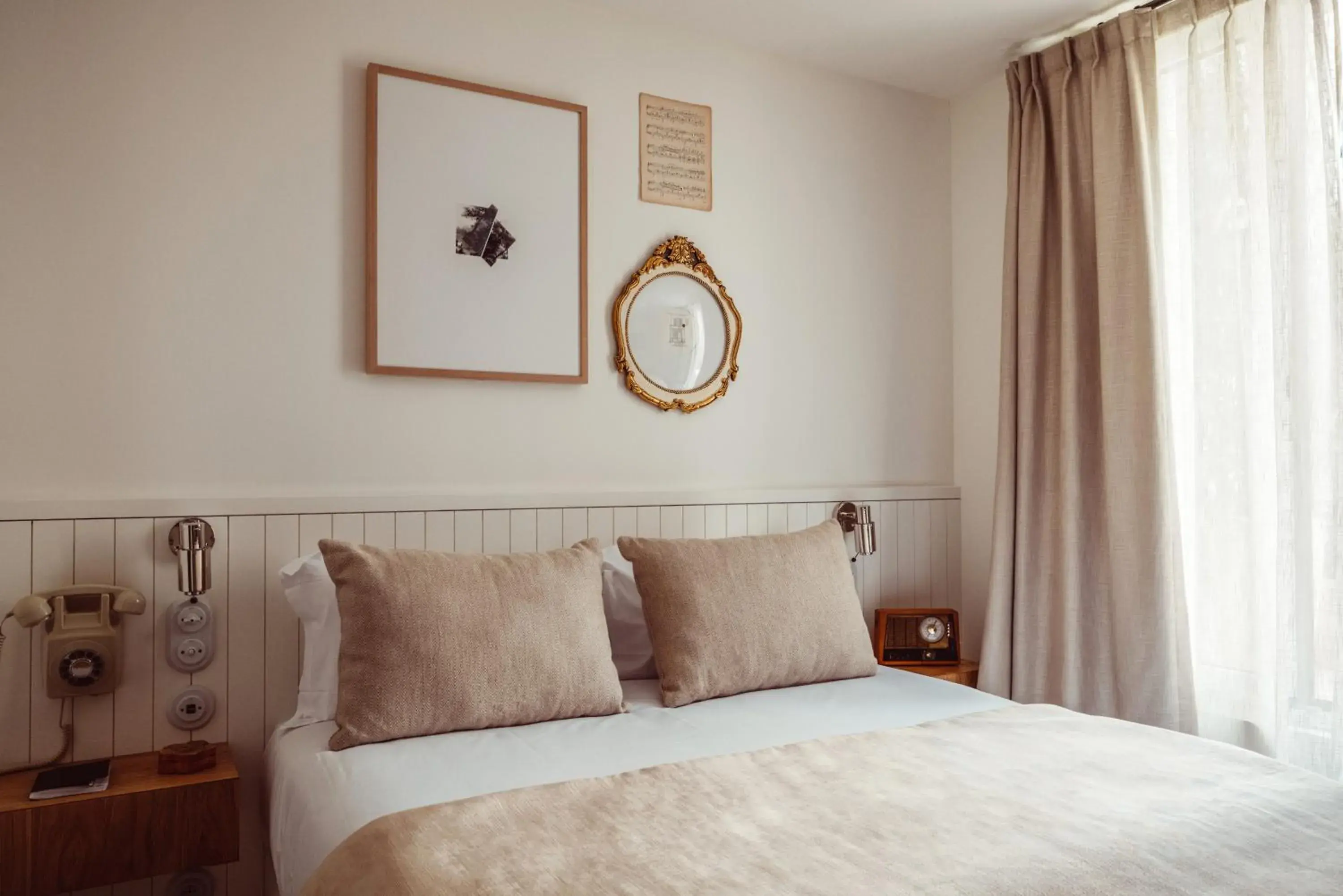 Bedroom, Bed in Hôtel Monsieur Aristide