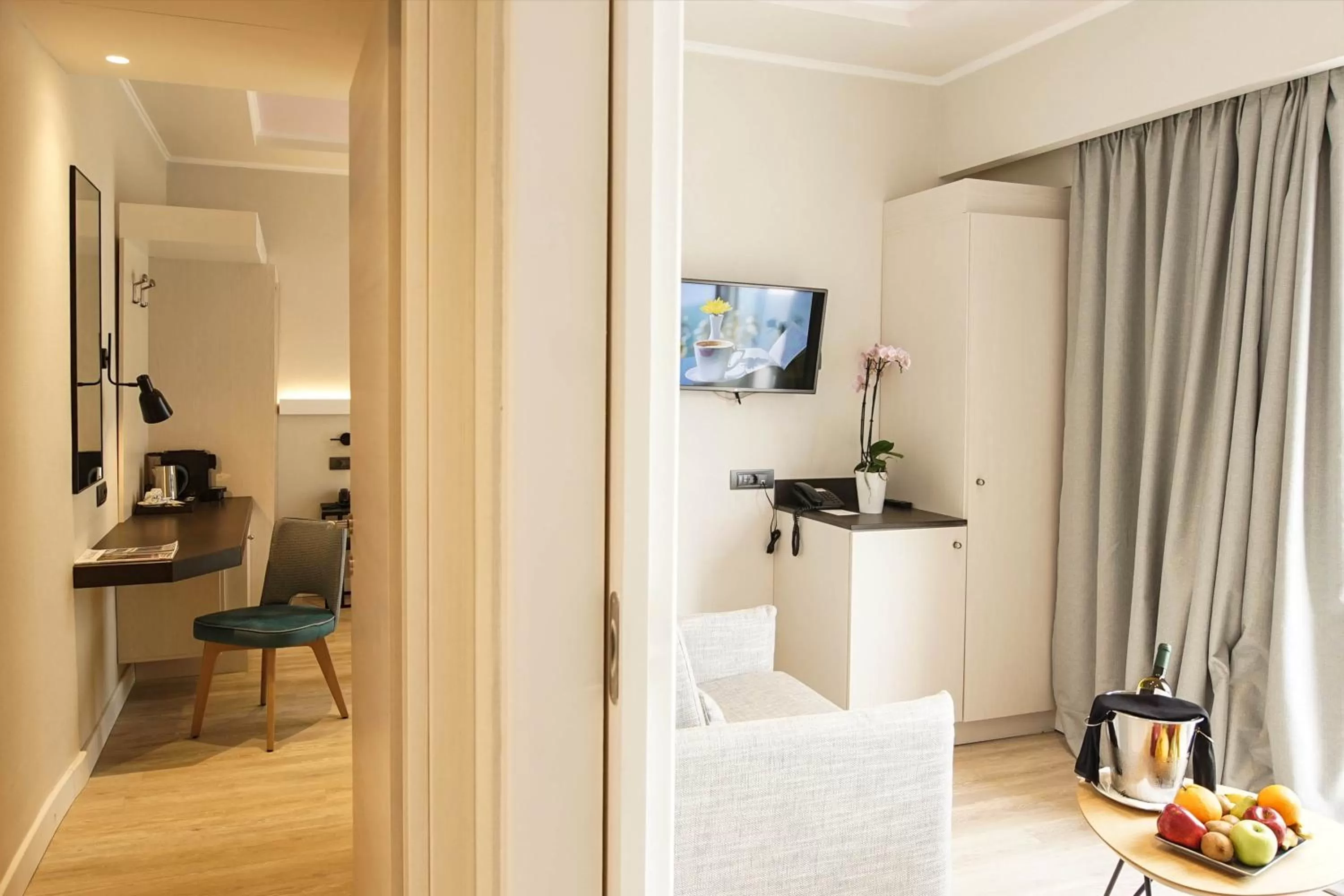 Photo of the whole room, Bed in Athens Cypria Hotel