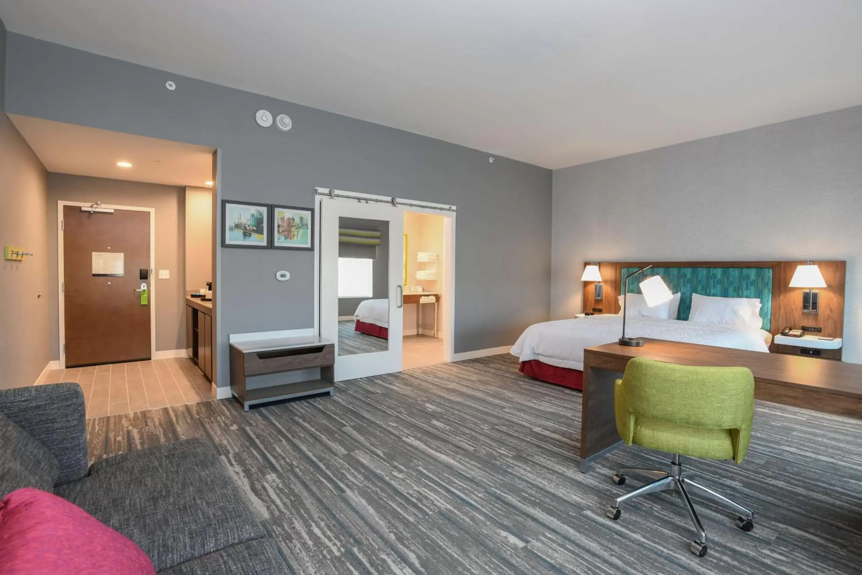 Bedroom in Hampton Inn & Suites Cincinnati Liberty Township