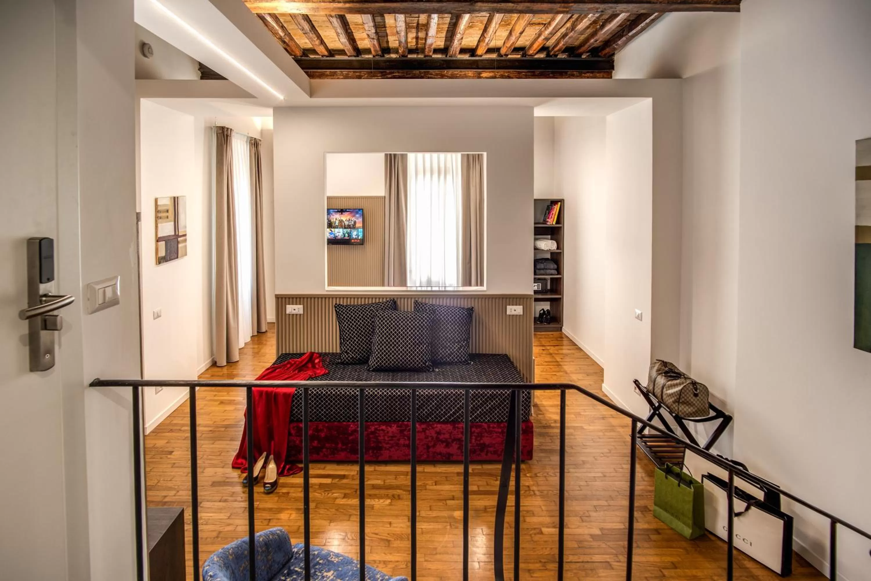 Seating area in Little Queen Suite