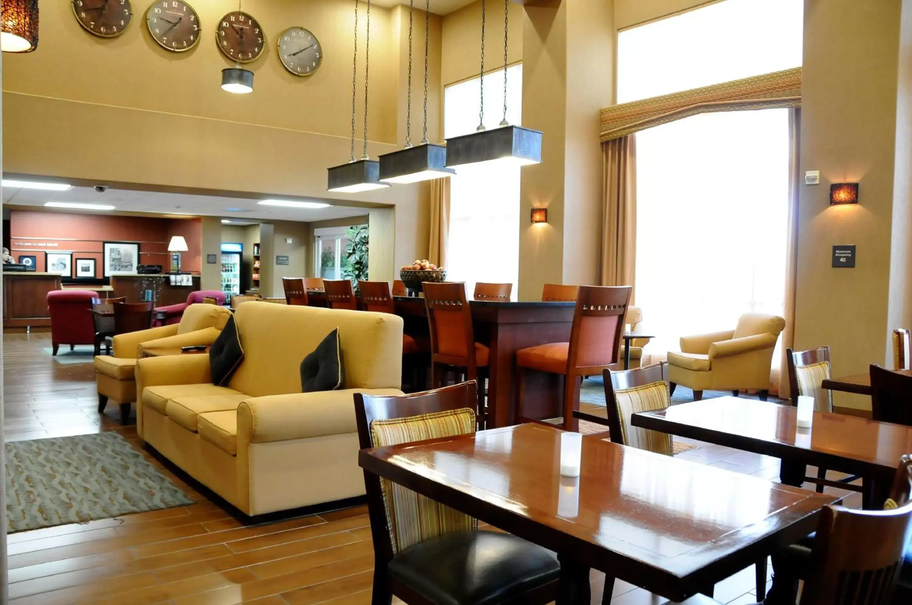 Lobby or reception, Lounge/Bar in Hampton Inn & Suites Red Bluff