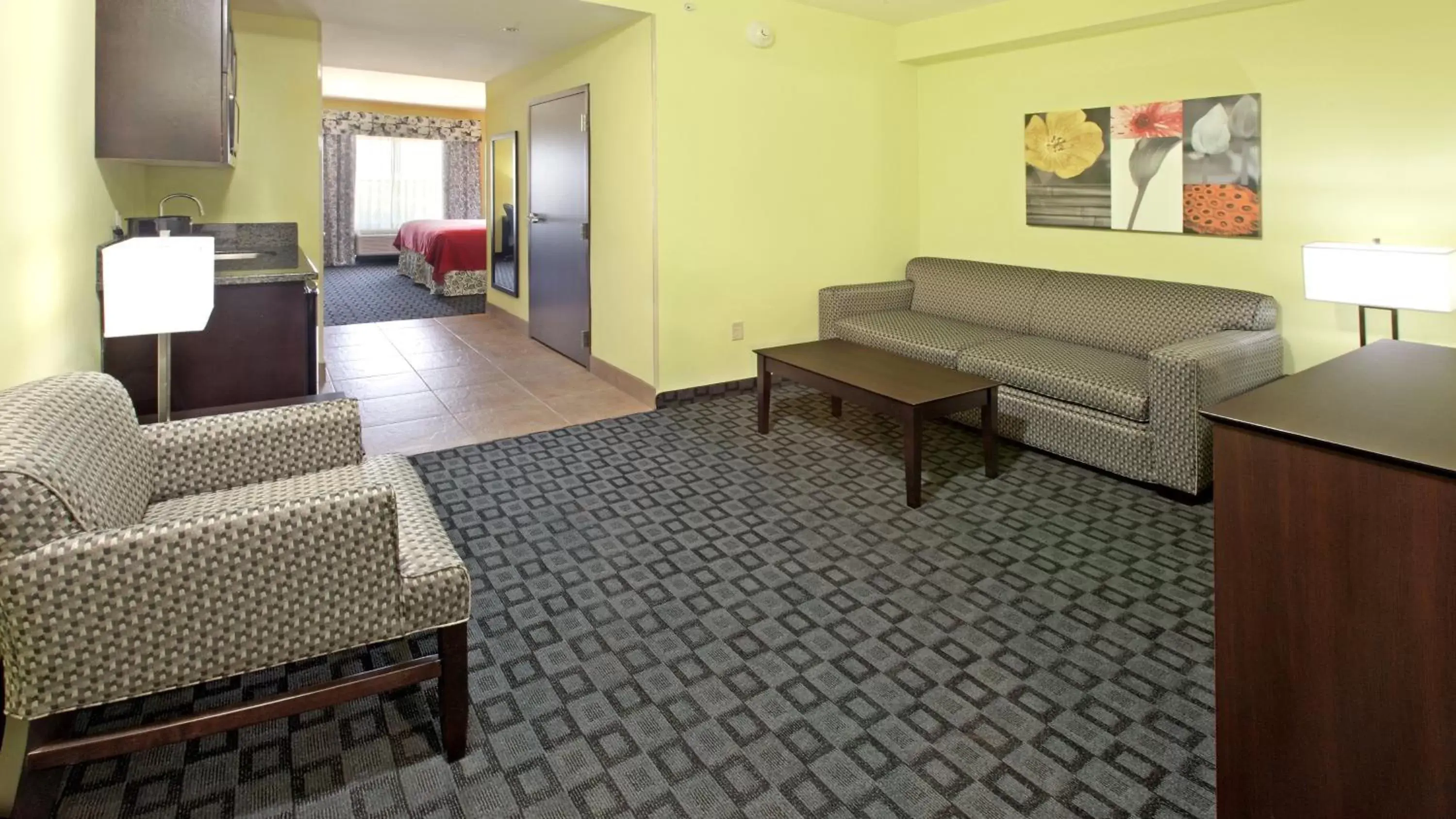 Bedroom, Seating Area in Holiday Inn Garland, an IHG Hotel