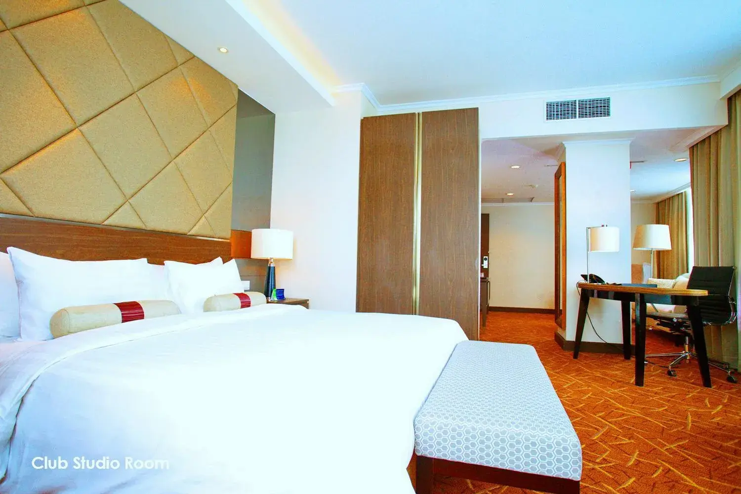 Bedroom, Bed in Menara Peninsula Hotel