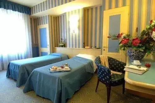 Living room, Bed in Hotel Garda