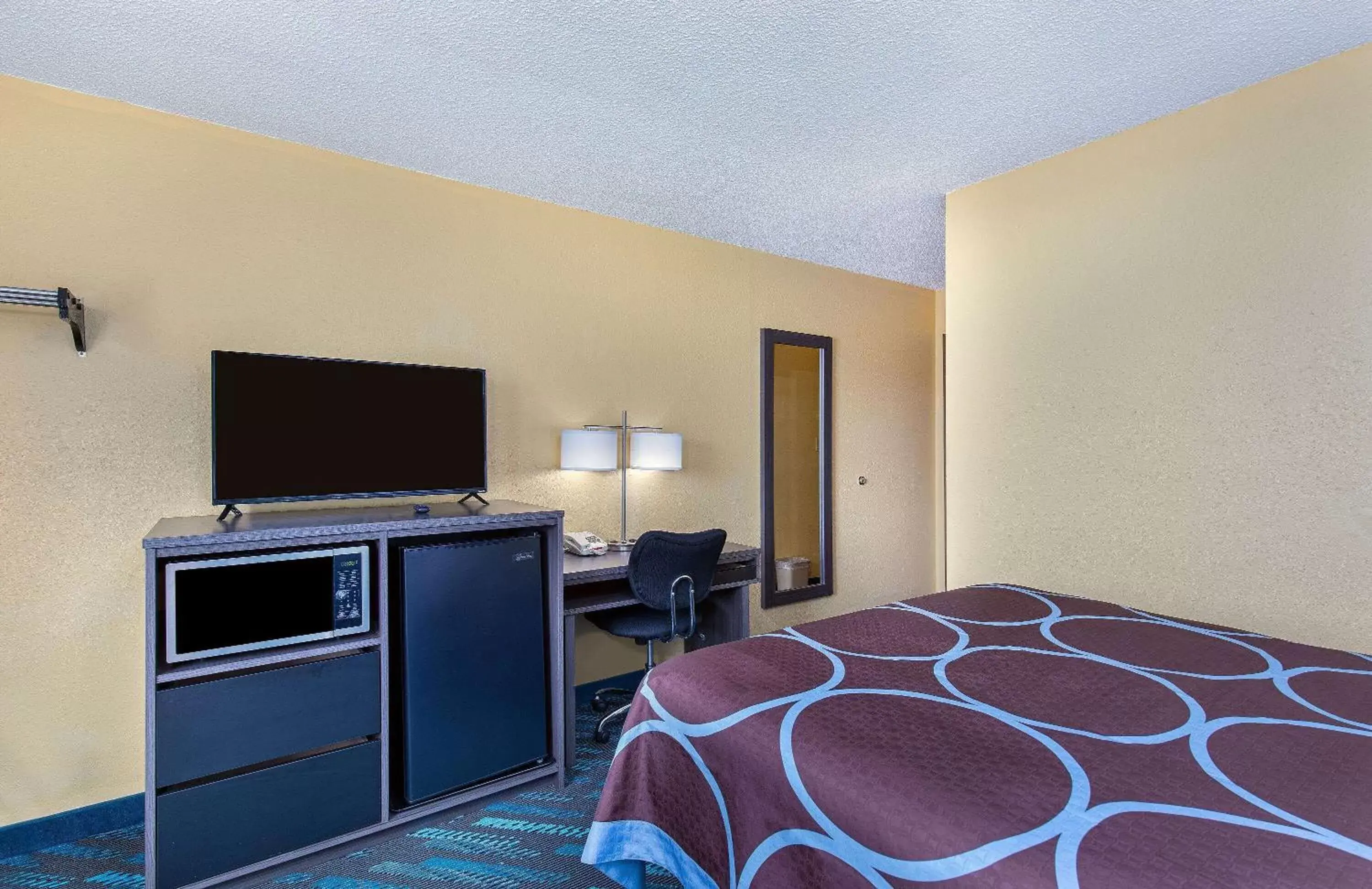 Photo of the whole room, TV/Entertainment Center in Super 8 by Wyndham Somerset