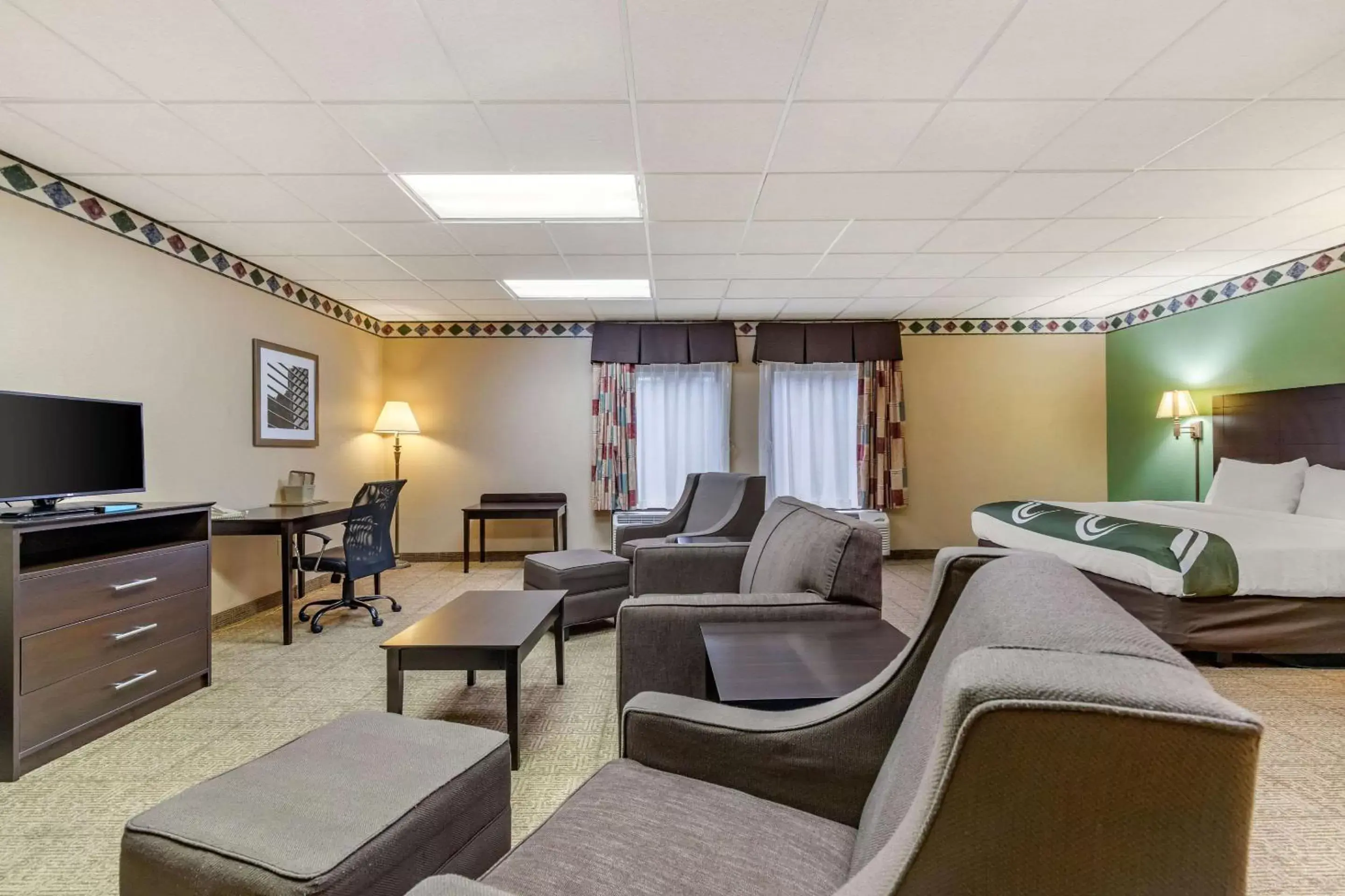 Photo of the whole room, Seating Area in Quality Inn San Antonio Fiesta at Six Flags