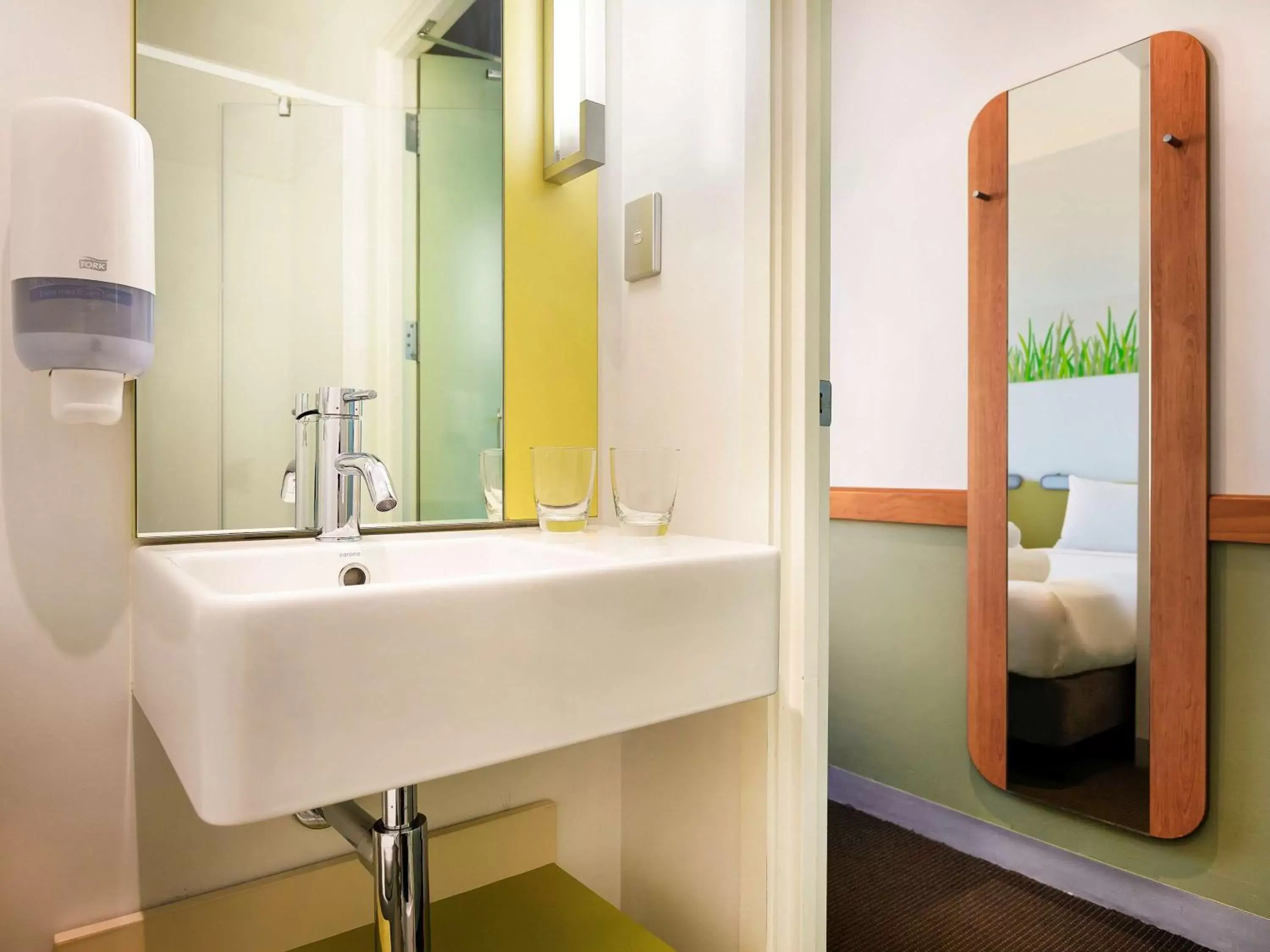 Bathroom in ibis Budget Auckland Airport