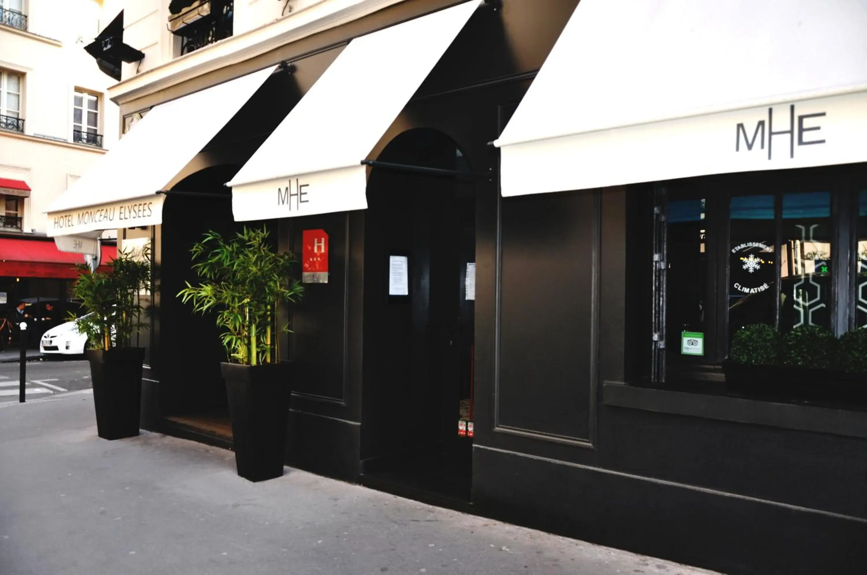 Facade/entrance in Monceau Elysées