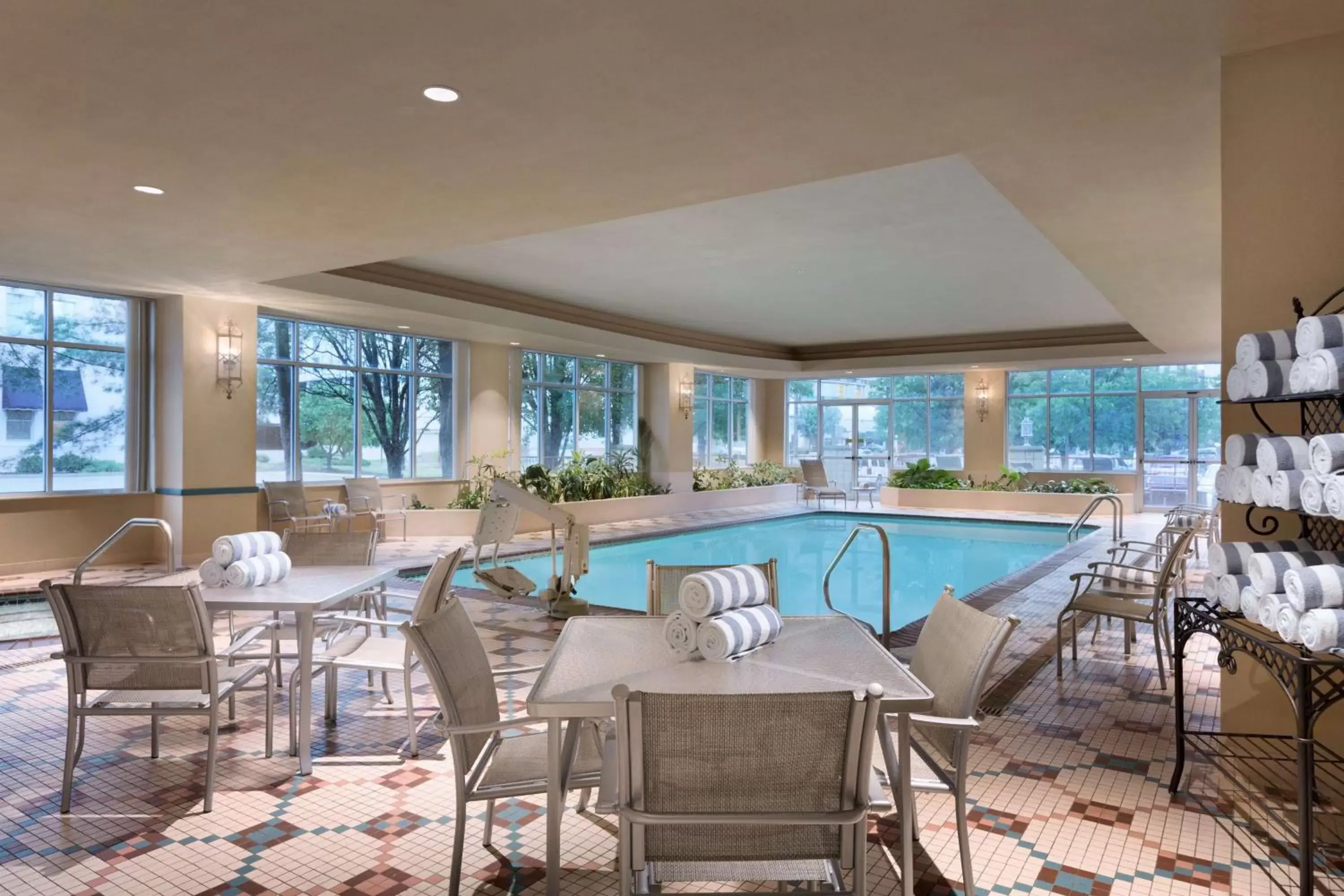 Pool view, Restaurant/Places to Eat in Embassy Suites Charleston