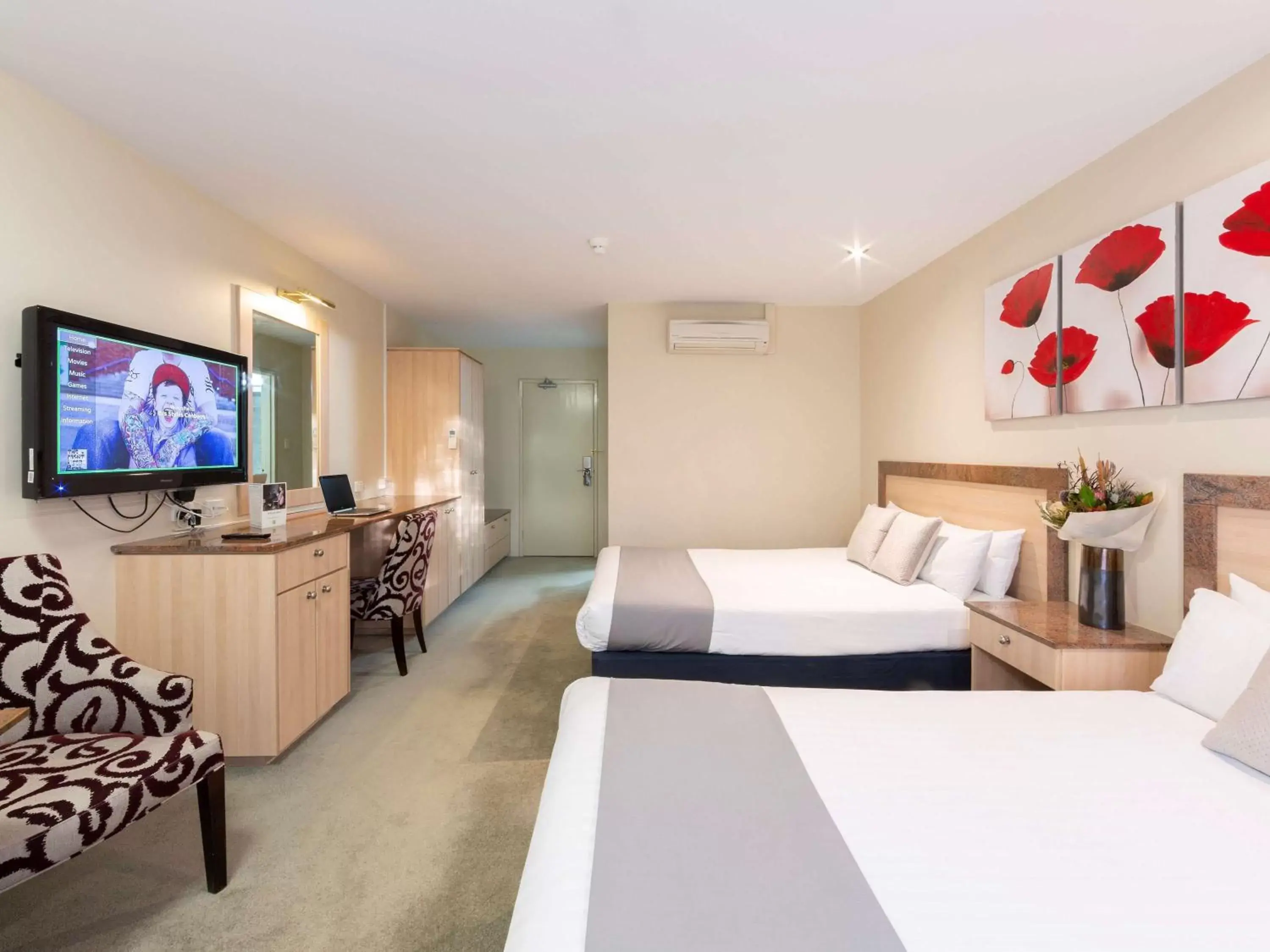 Photo of the whole room, Bed in ibis Styles Canberra