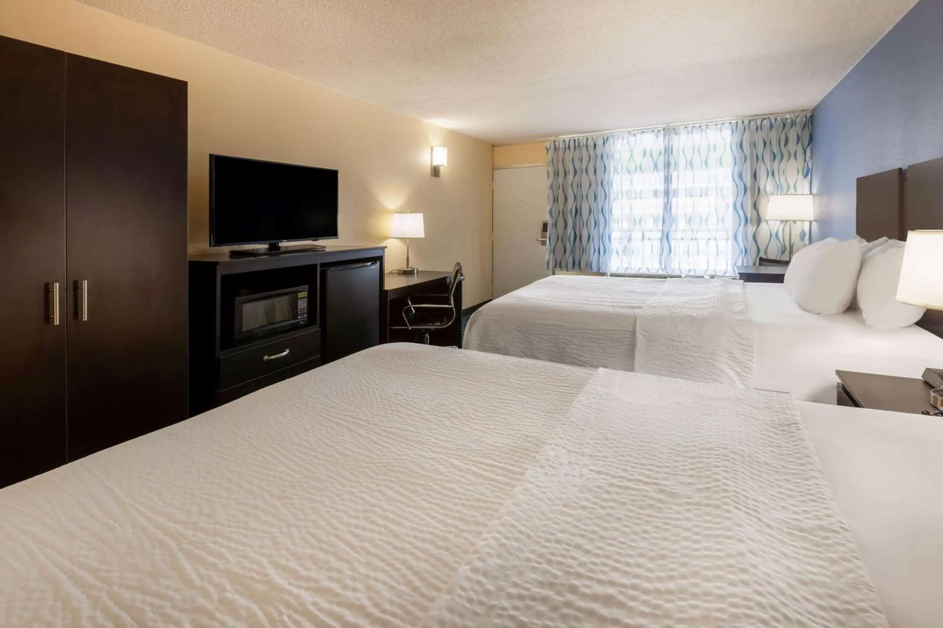 Photo of the whole room, Bed in Days Inn by Wyndham Charles Town