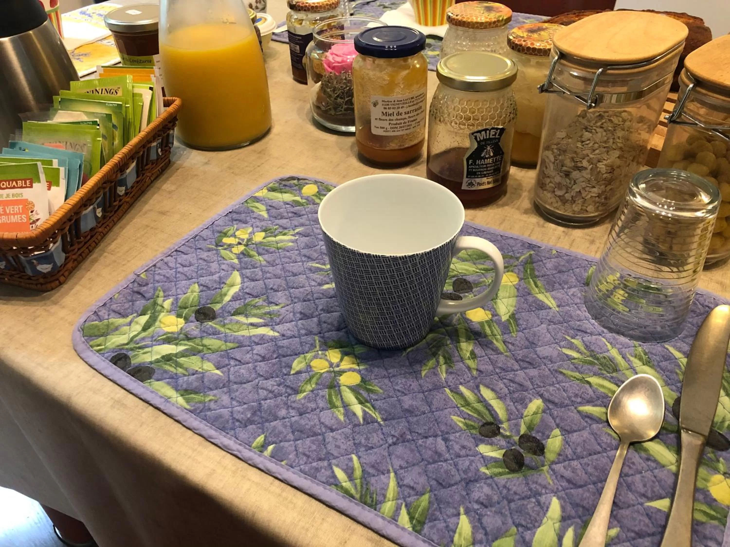 Breakfast in Villa Eugénie Melun