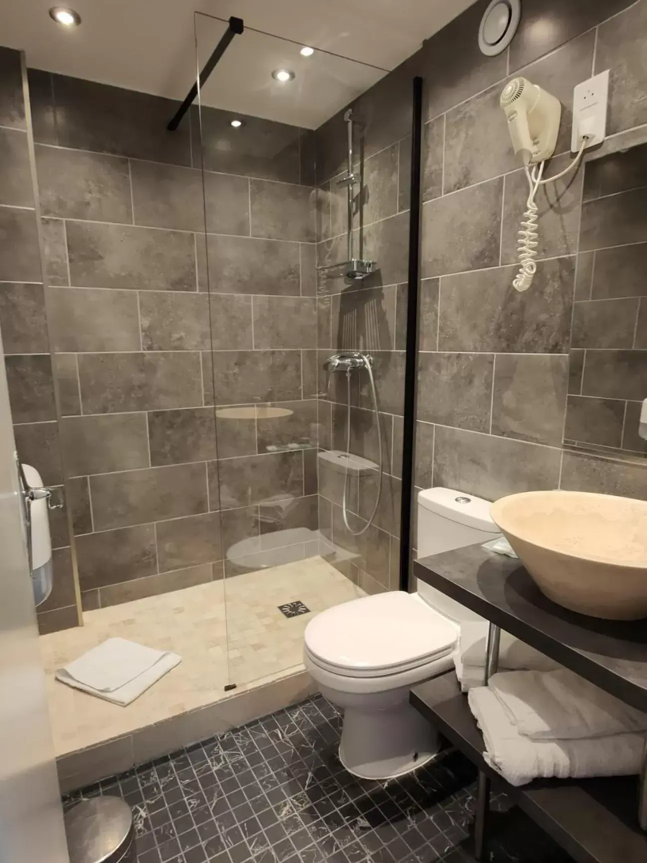 Bathroom in Hotel Modern Est