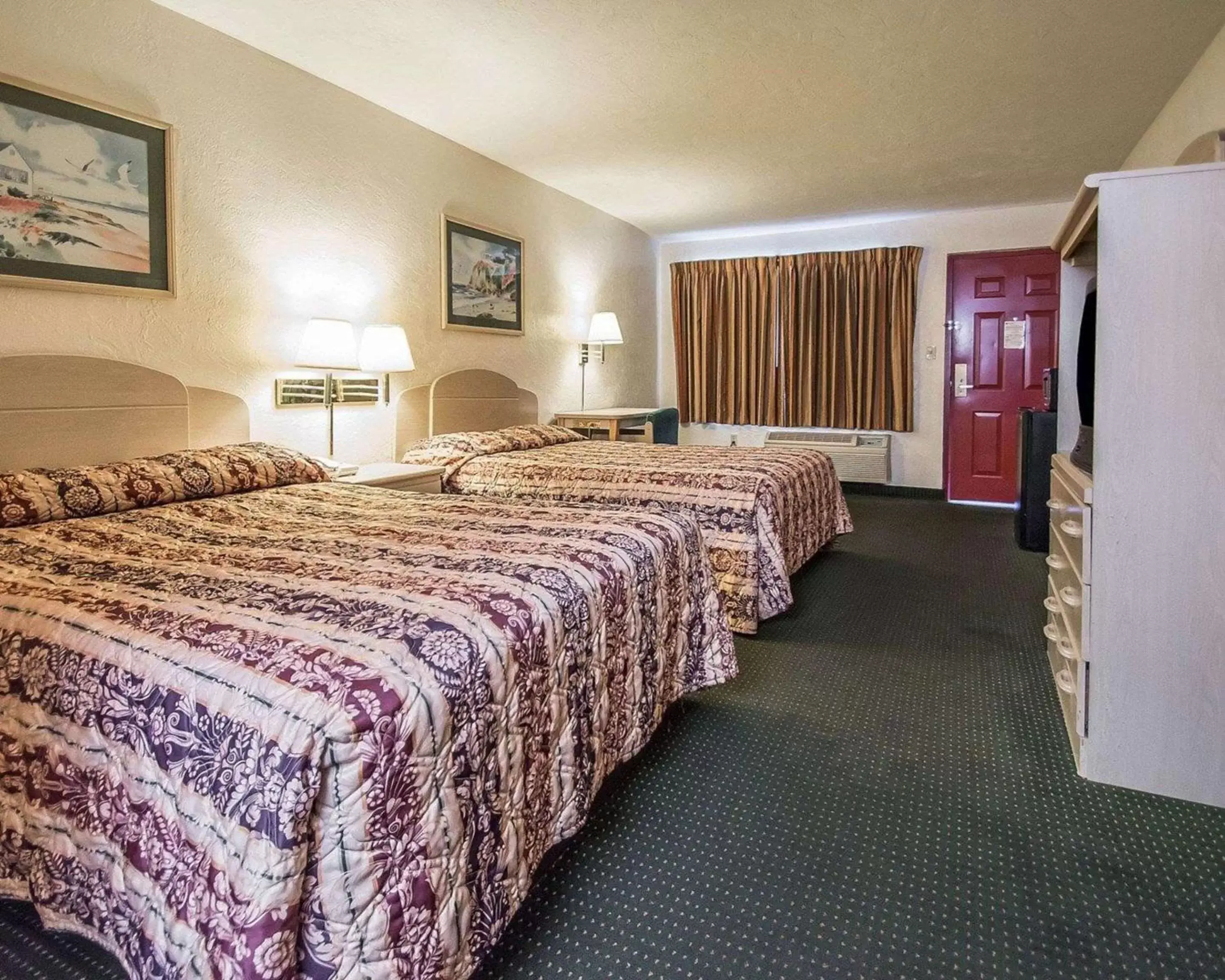 Photo of the whole room, Bed in Rodeway Inn Gainesville - University Area