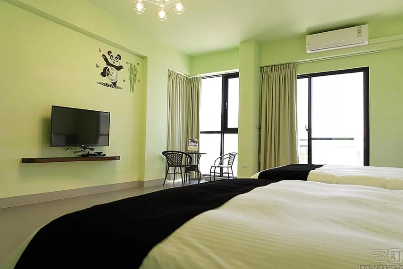 Photo of the whole room, Bed in Mirage