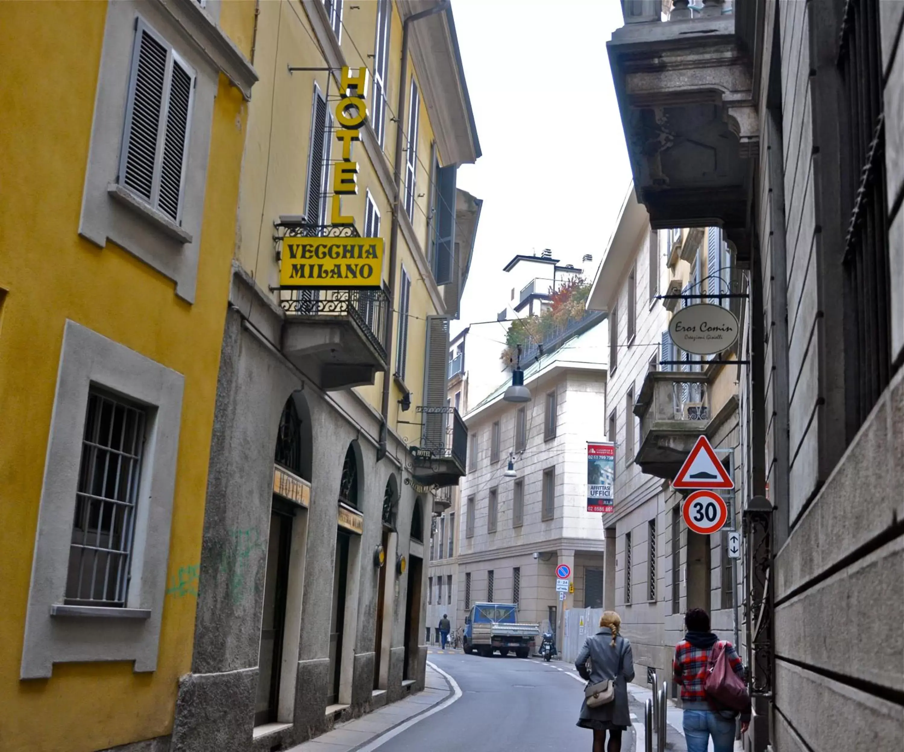 Facade/entrance, Neighborhood in Hotel Vecchia Milano