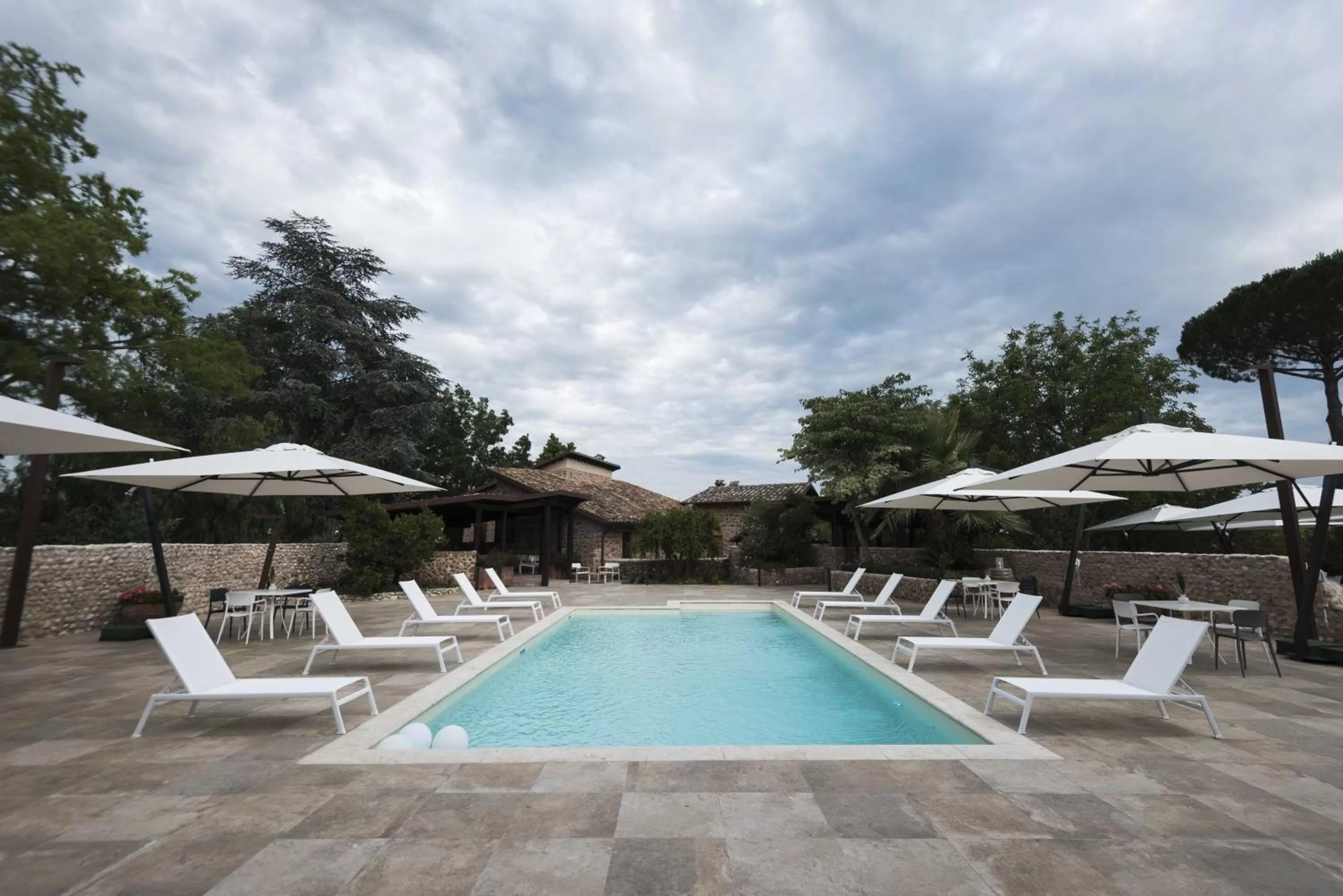 Swimming pool in Antico Borgo Molino 7cento vicino ai Giardini di Ninfa