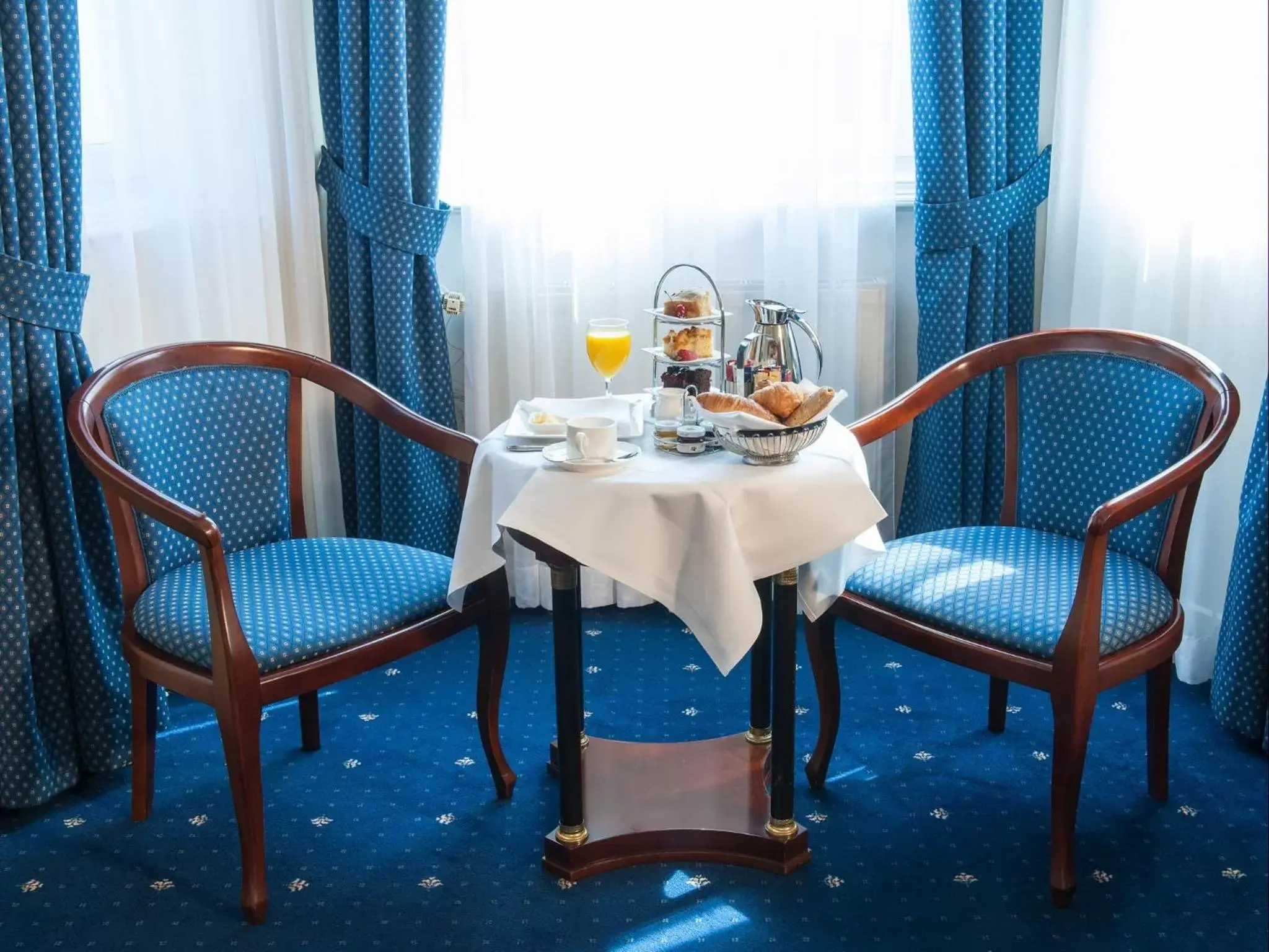 Seating area, Food in Hotel Ambassador