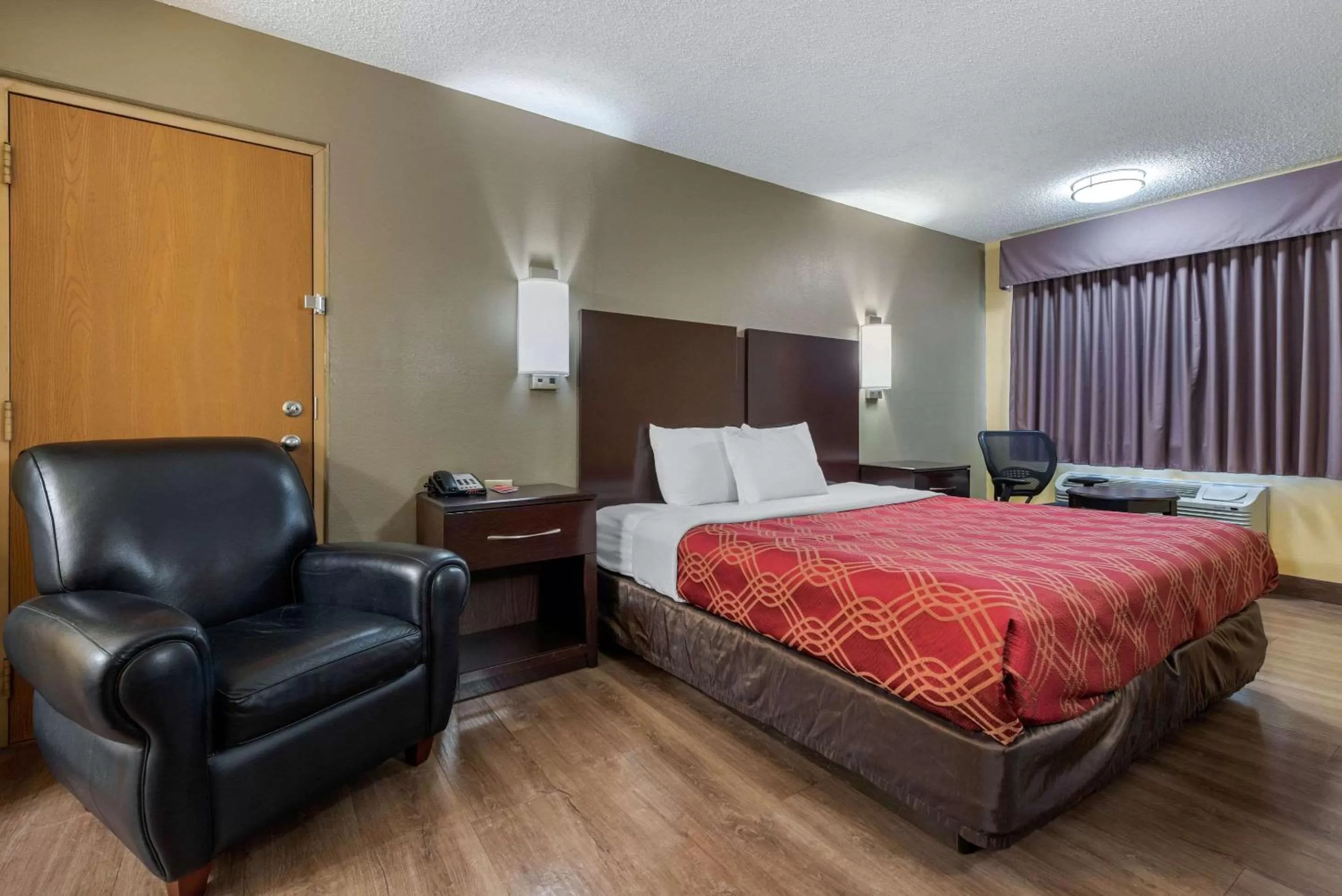 Photo of the whole room, Bed in Econo Lodge Lexington Southeast